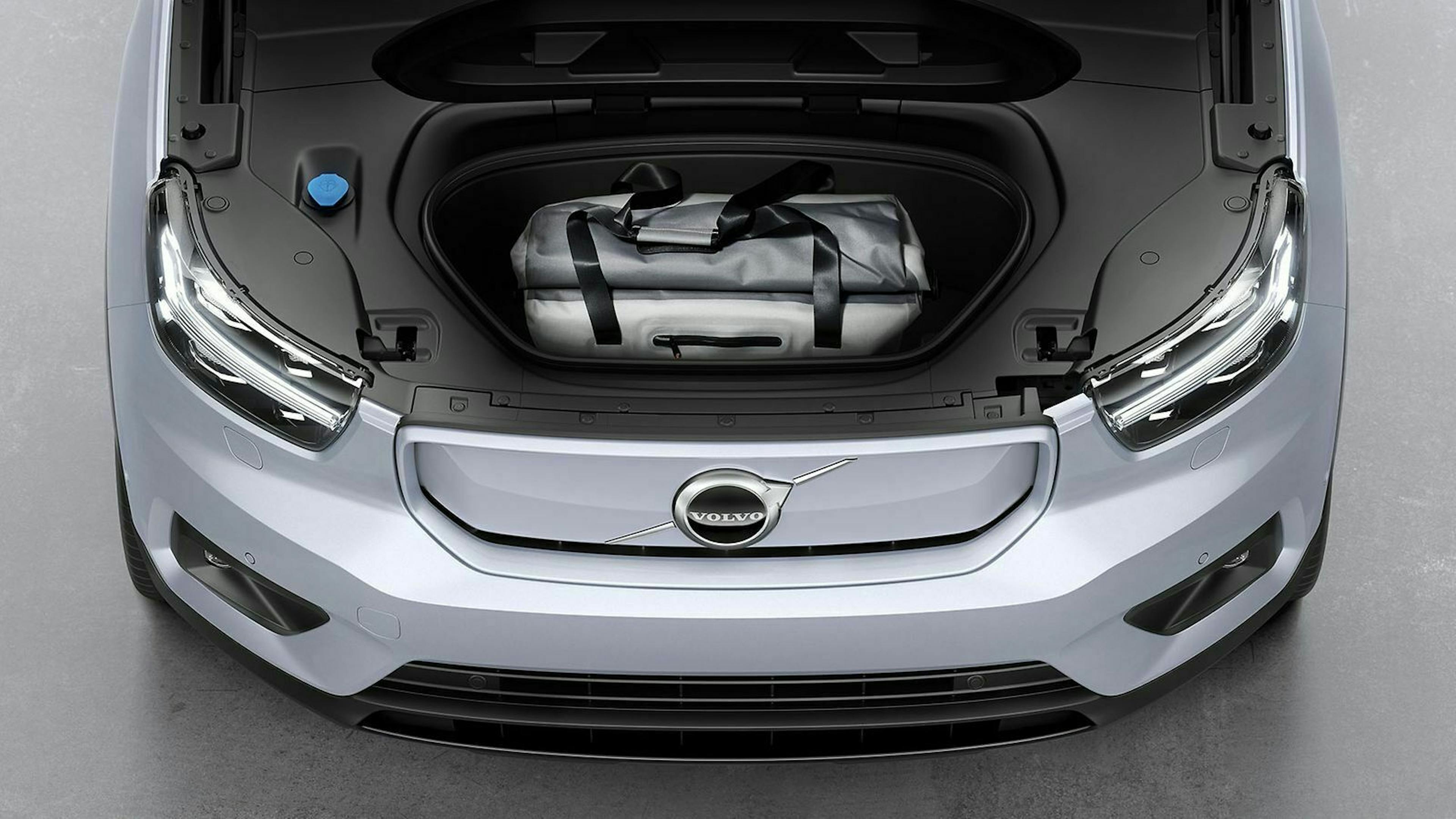 Unter die vordere Haube passt wegen des platzsparenden Elektroantriebs ein zusätzliches Staufach