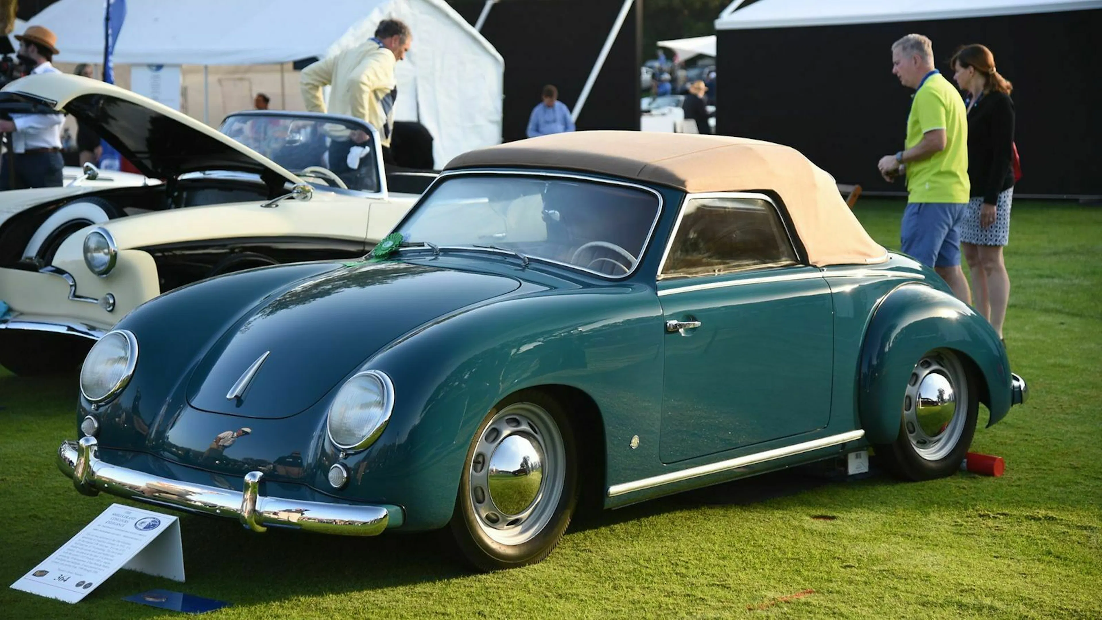 Oldtimer auf einer Auktion stehend