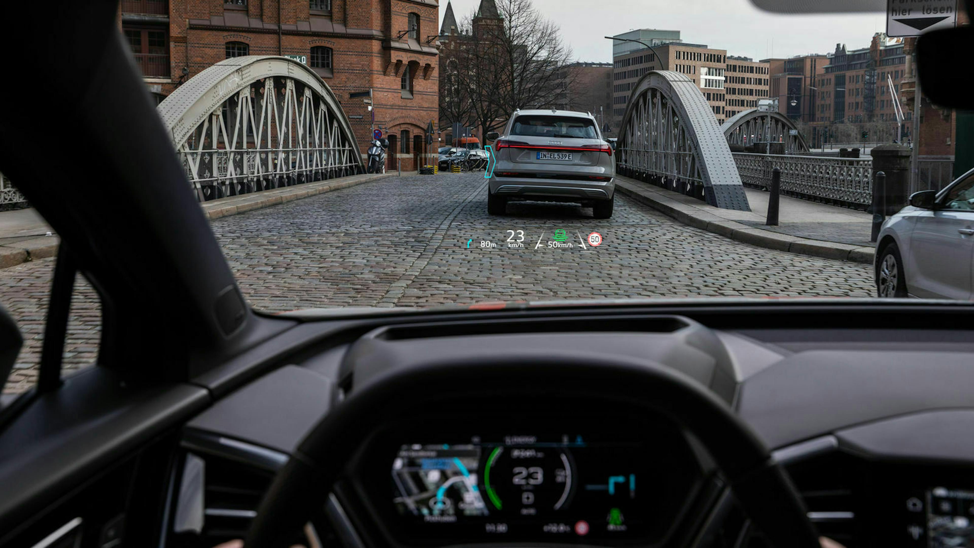 Zu sehen ist das Head-Up-Display des Audi Q4 E-Tron