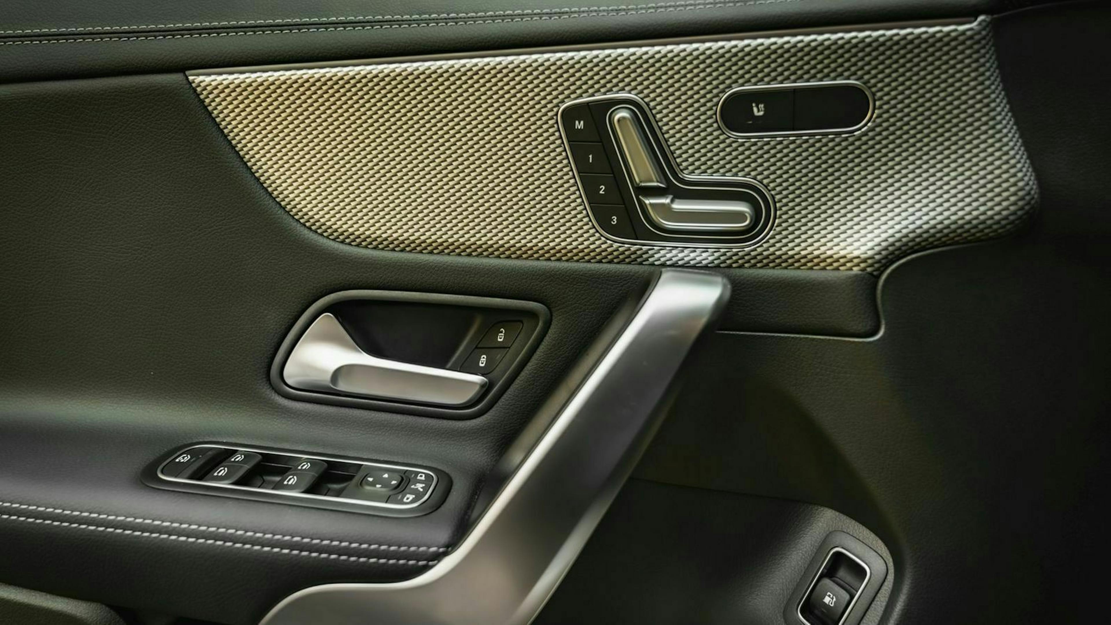 Mercedes-Benz CLA Shooting Brake Fahrertürverkleidung