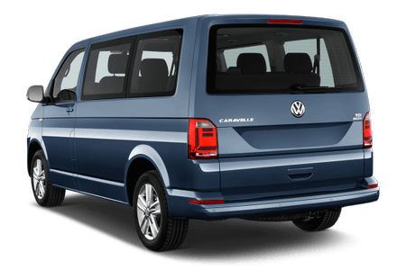 Blauer Volkswagen Kleinbus, Modell Caravelle, Rückansicht. Fünf Türen, große Fenster, auf einem weißen Hintergrund.