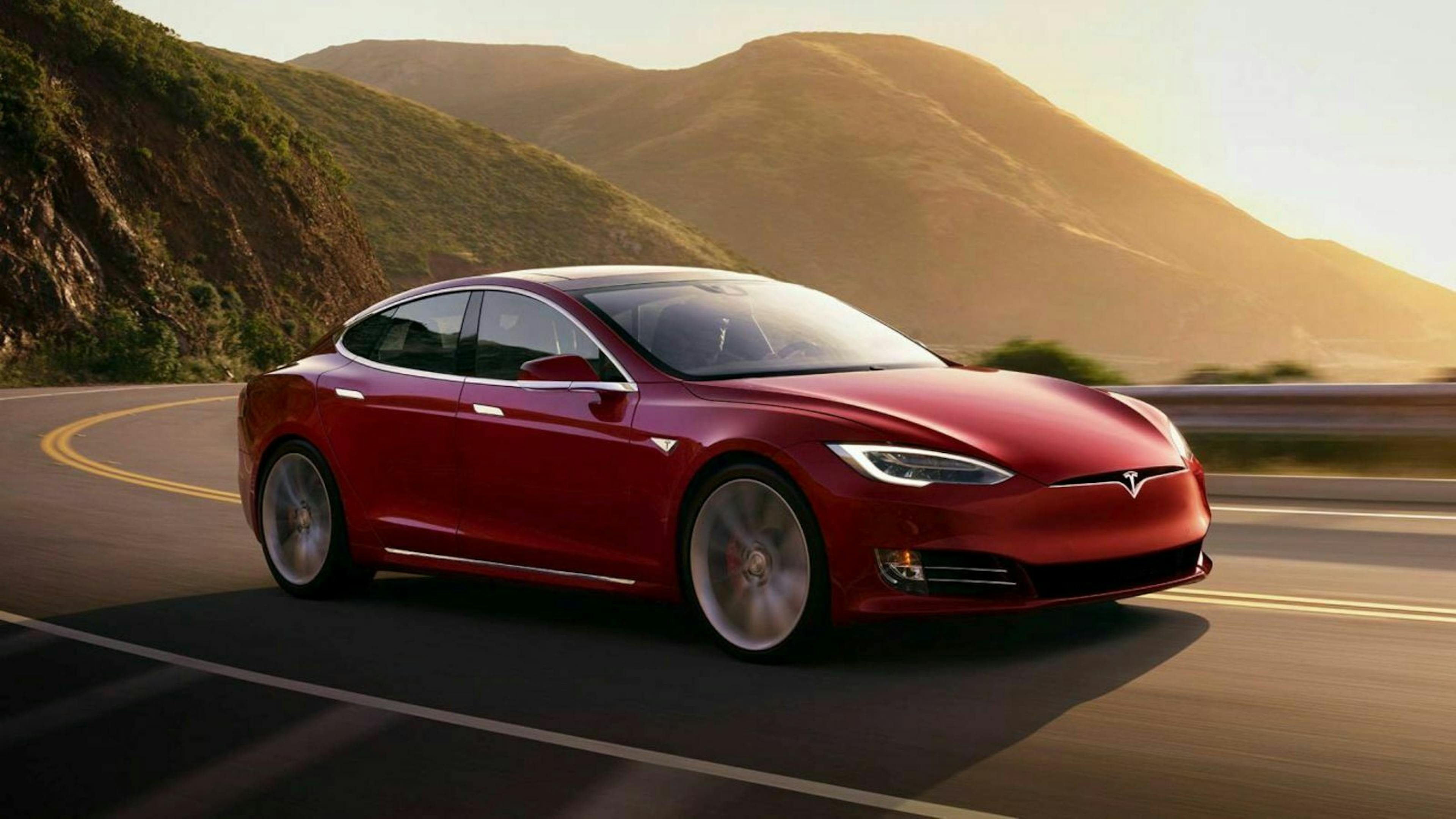 Zu sehen ist das Tesla Model S, fahrend