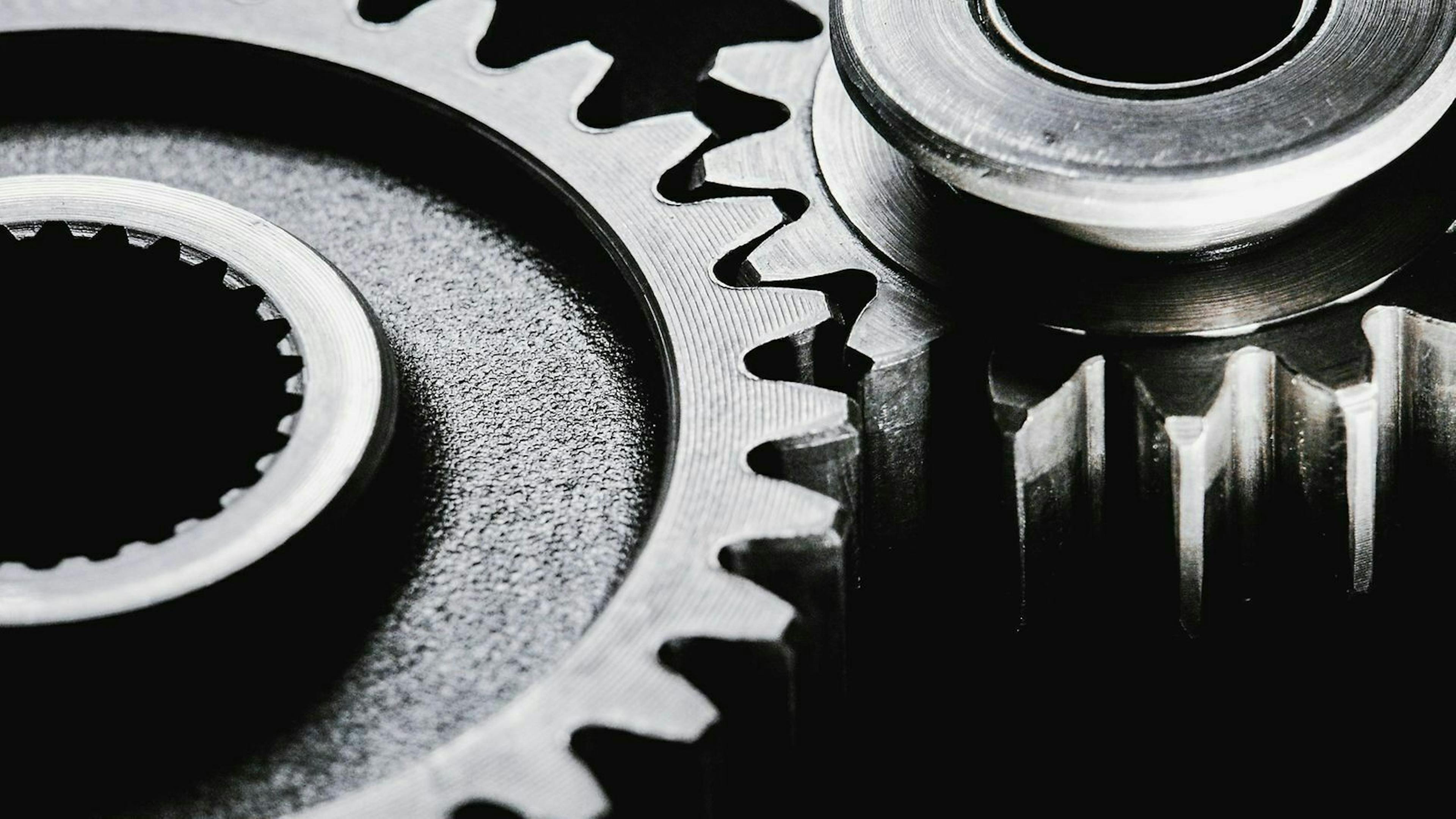 Stellst du beim Gangwechsel ein Ruckeln fest, solltest du eine Werkstatt aufsuchen und das Getriebeöl überprüfen lassen.