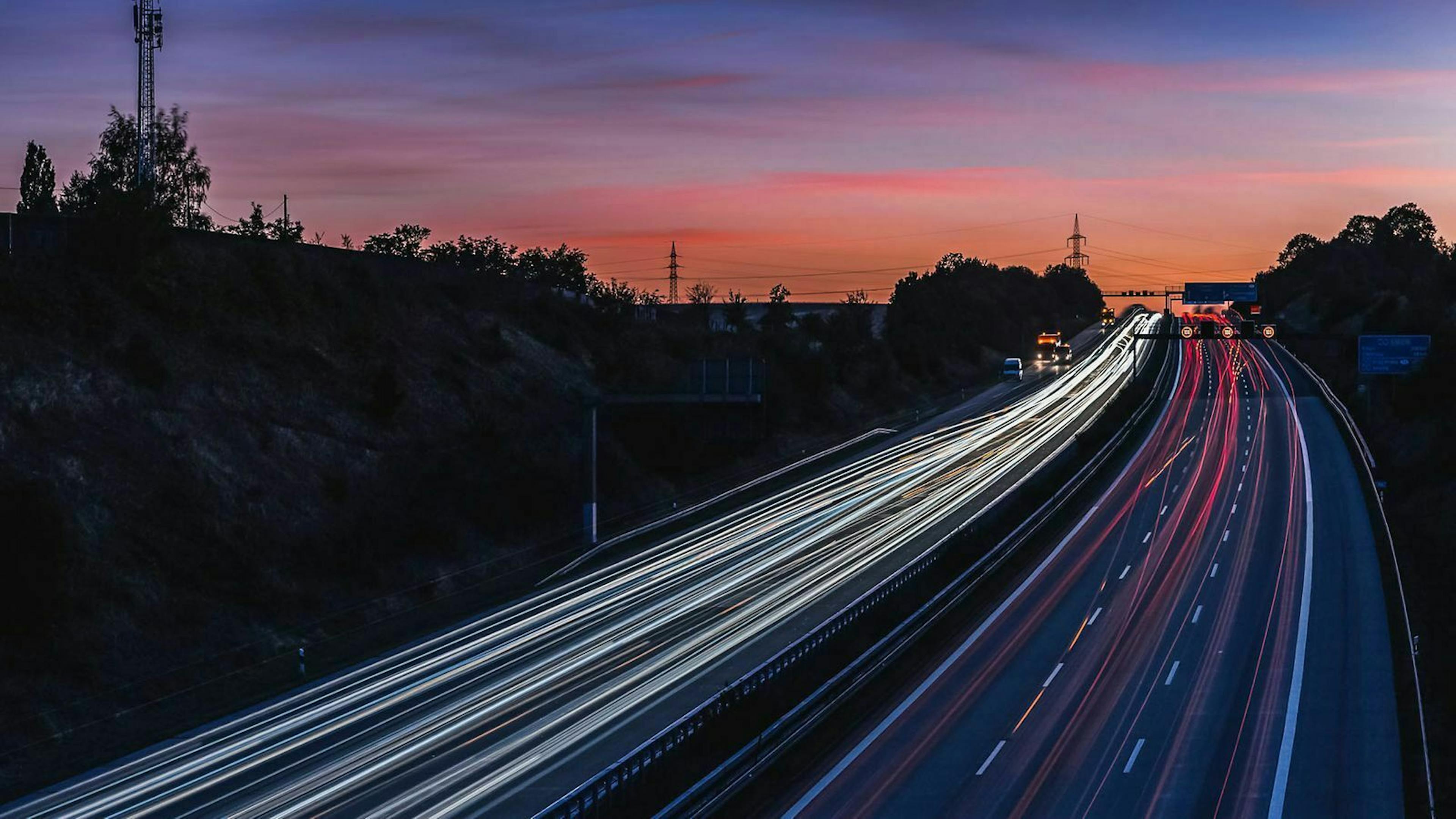 Laut der Straßenverkehrsordnung sollten Autofahrer immer möglichst weit rechts auf der Autobahn fahren.