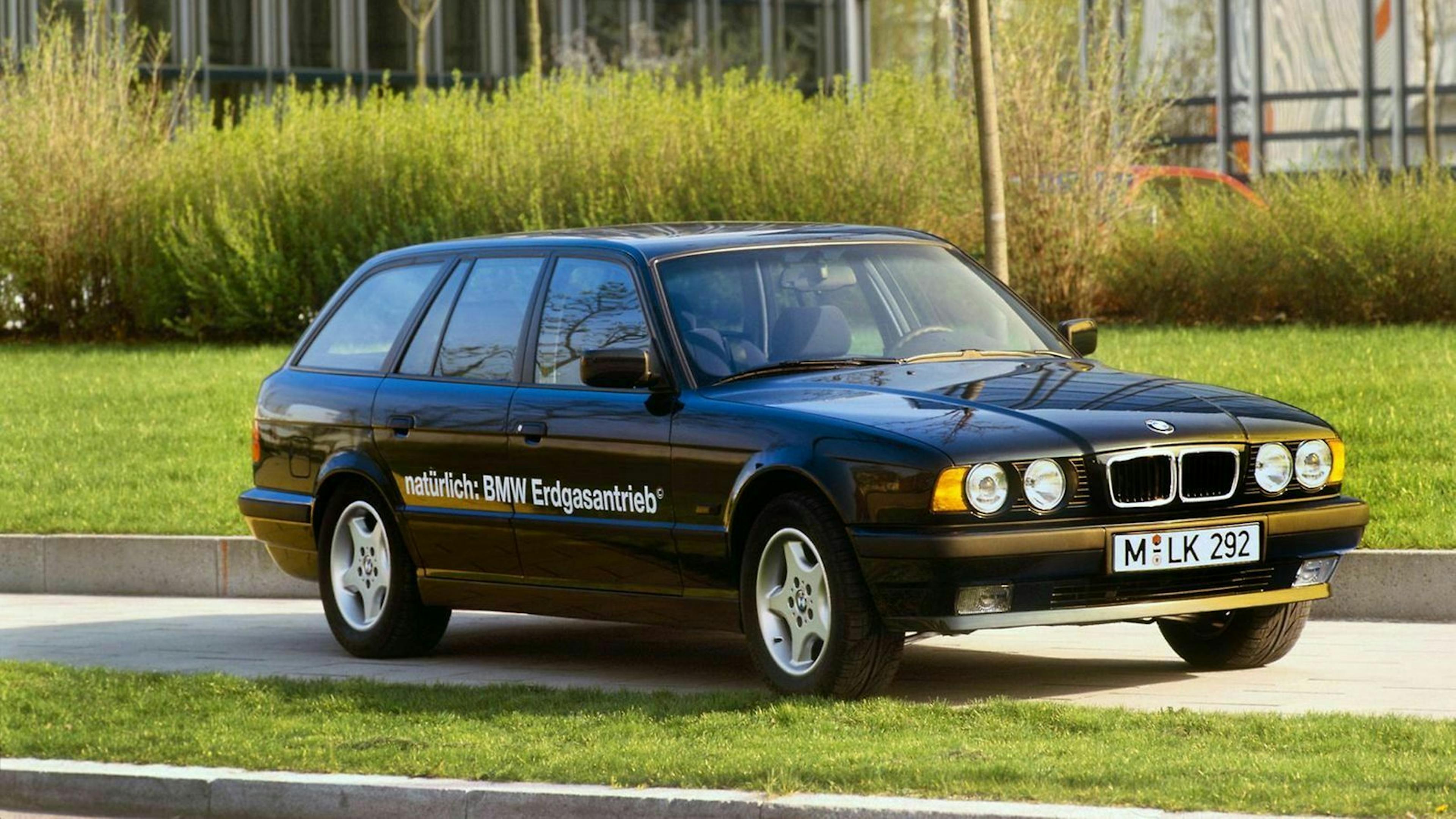 BMW 5er E34 Touring in der Ansicht von vorne rechts