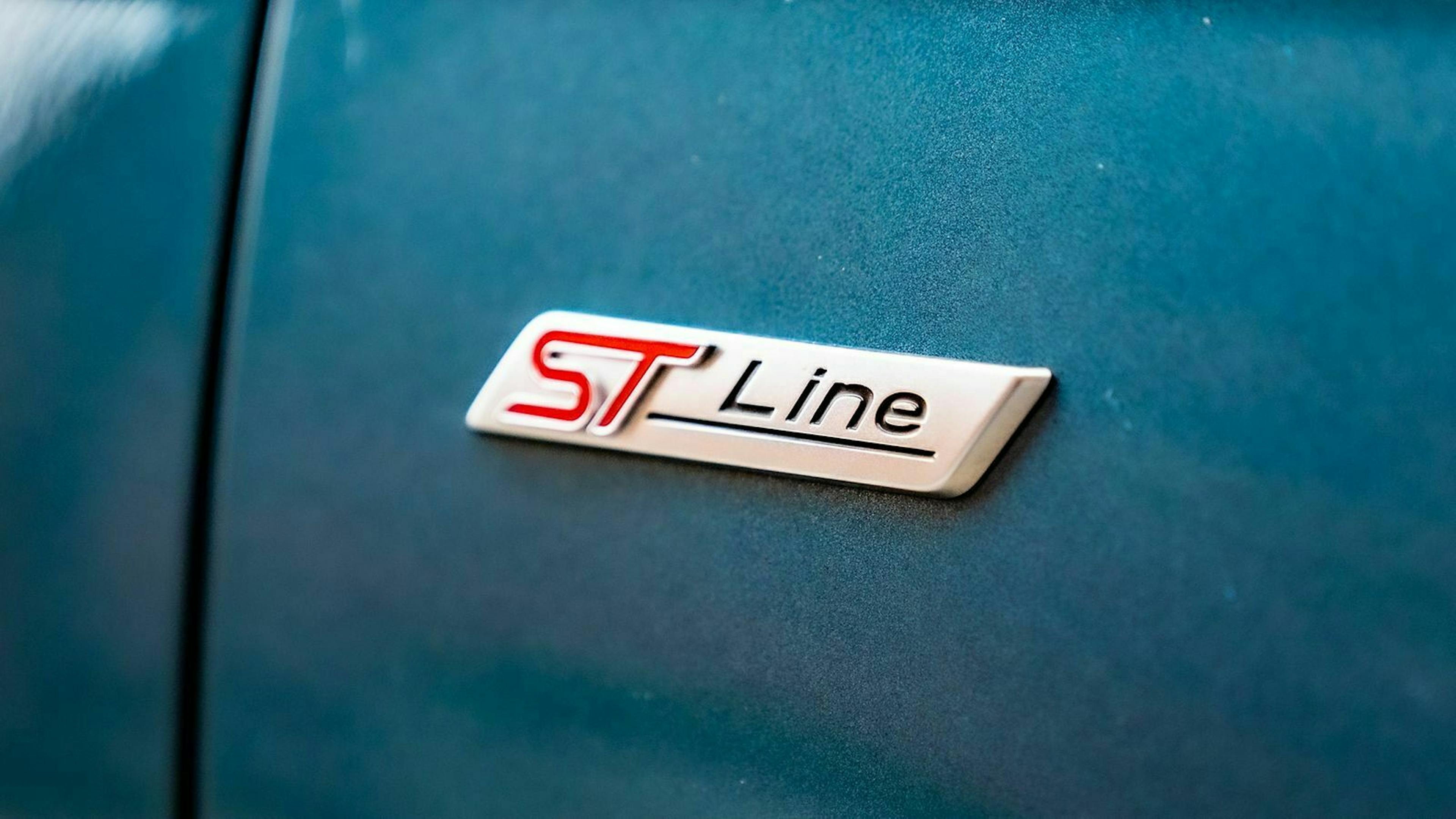 Zu sehen ist ein ST-Line Emblem auf der Außenseite des Ford Mondeo