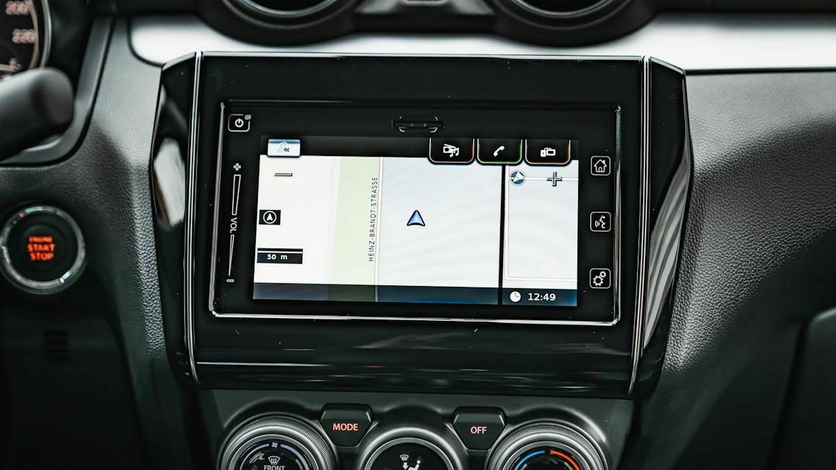 Zu sehen ist der Infotainment-Bildschirm des Suzuki Swift Hybrid 2020 