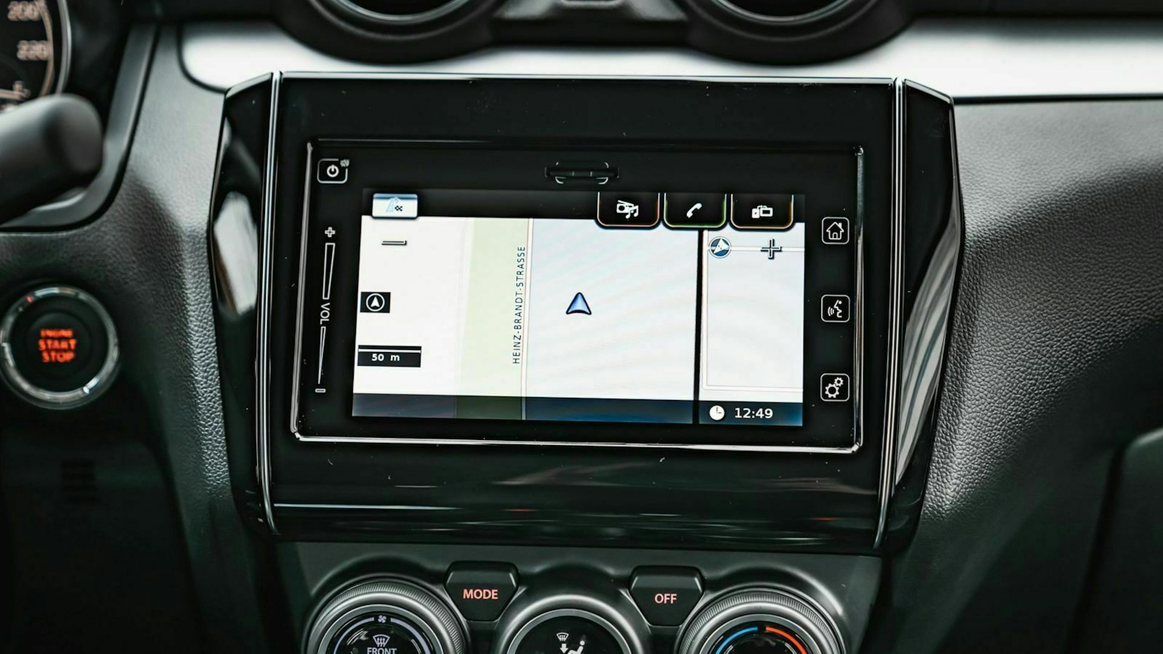 Zu sehen ist der Infotainment-Bildschirm des Suzuki Swift Hybrid 2020 