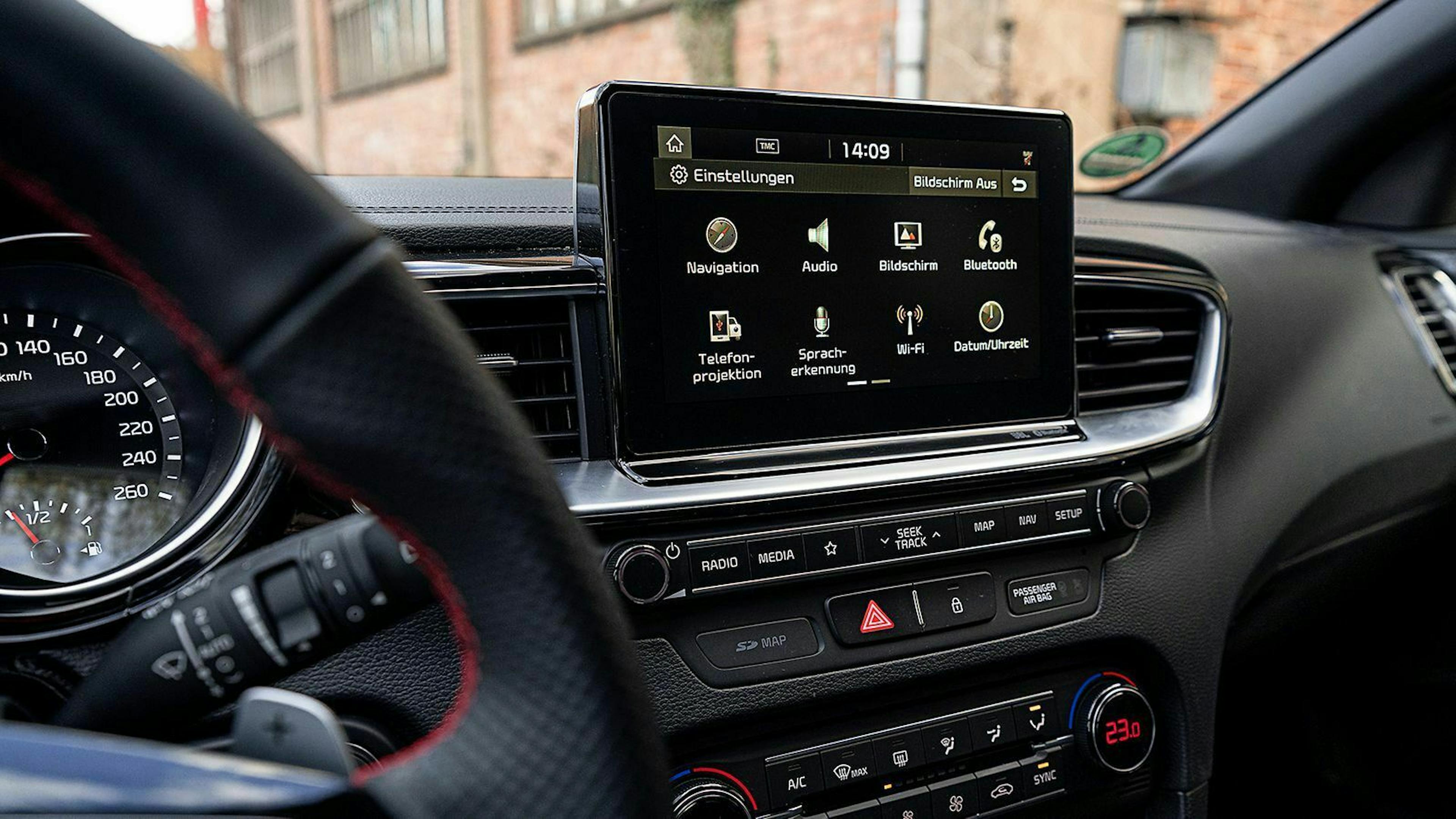 Kia Proceed Blick auf Infotainment System vom Fahrersitz