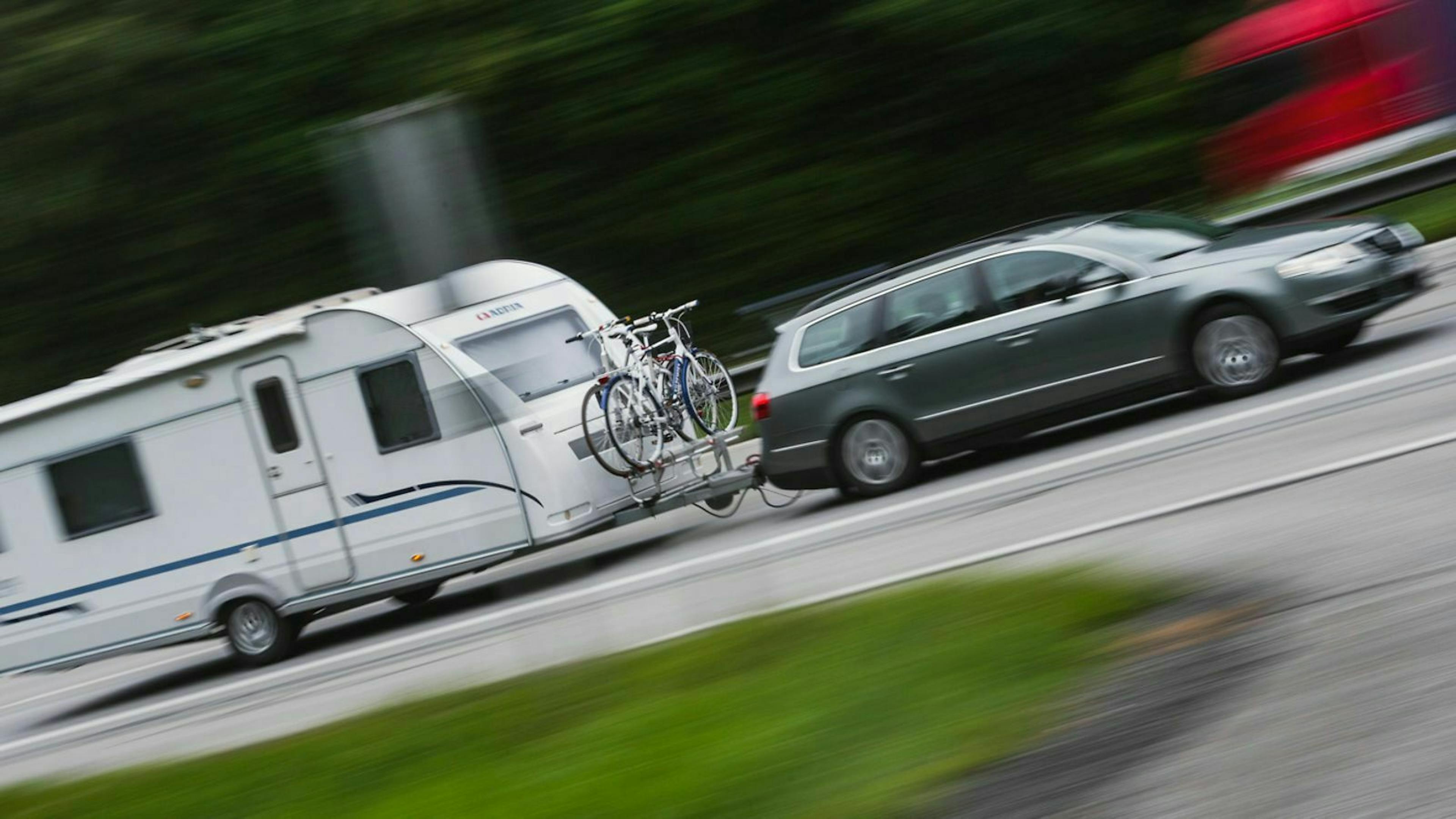 Einparkhilfen können dir die Autofahrt mit einem Anhänger deutlich erleichtern.