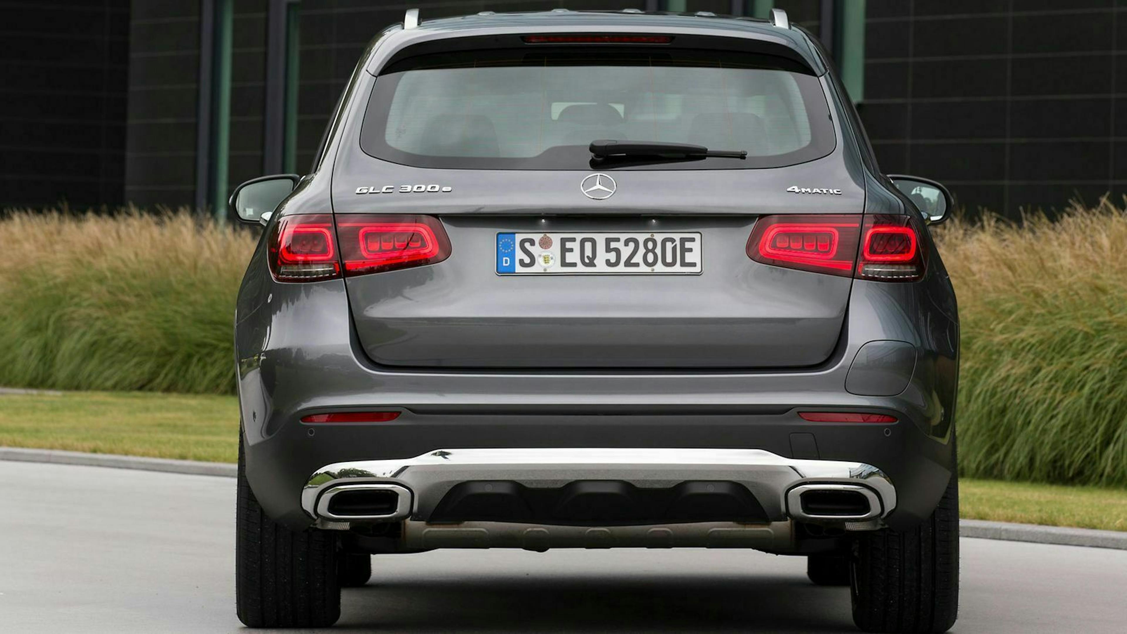 Der aktive Park Assistent 'Parktronic' des Mercedes GLC unterstützt beim Ein-und Ausparken