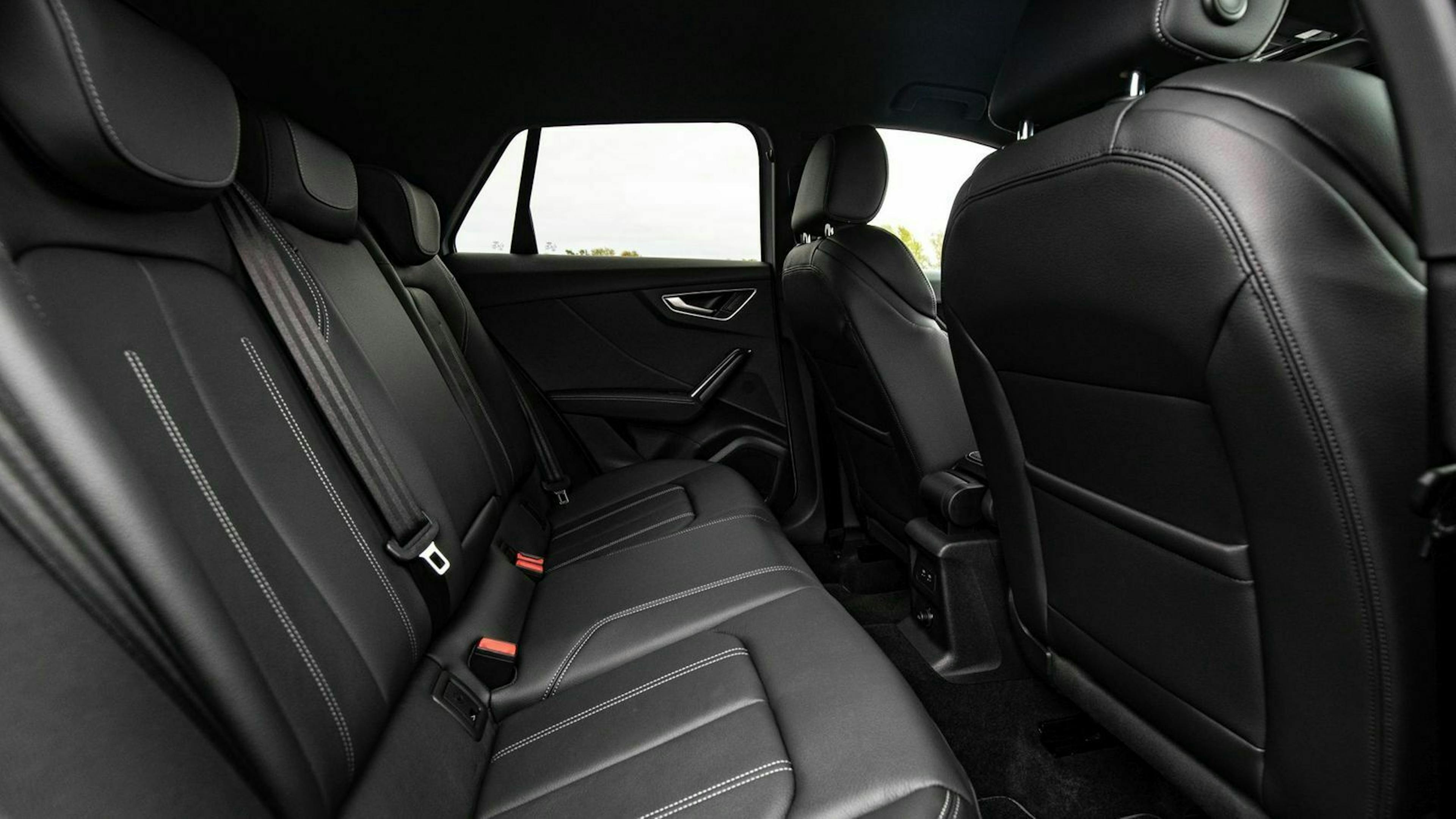 Zu sehen ist die Rückbank des gelifteten Audi Q2