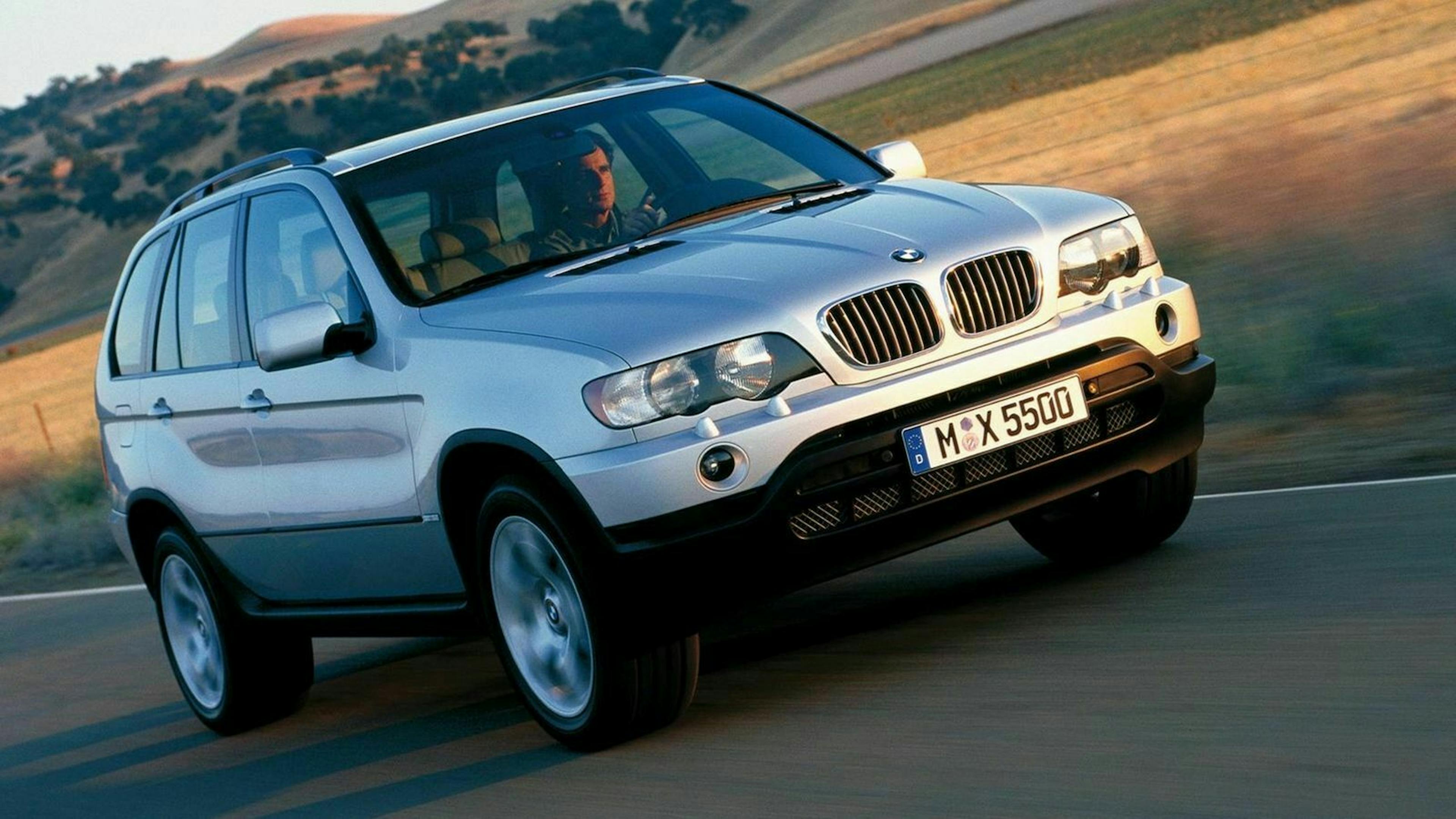 Zu sehen ist der BMW X5, fahrend