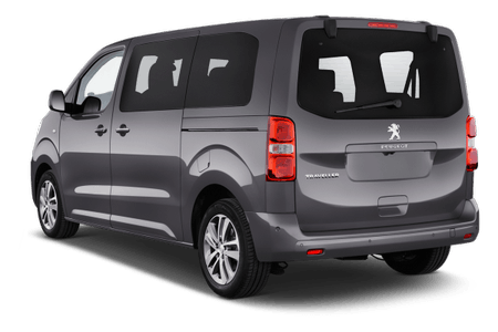 Grauer Peugeot Traveller, Heckansicht, steht auf weißem Hintergrund. Große Fenster und Heckklappe sind sichtbar.