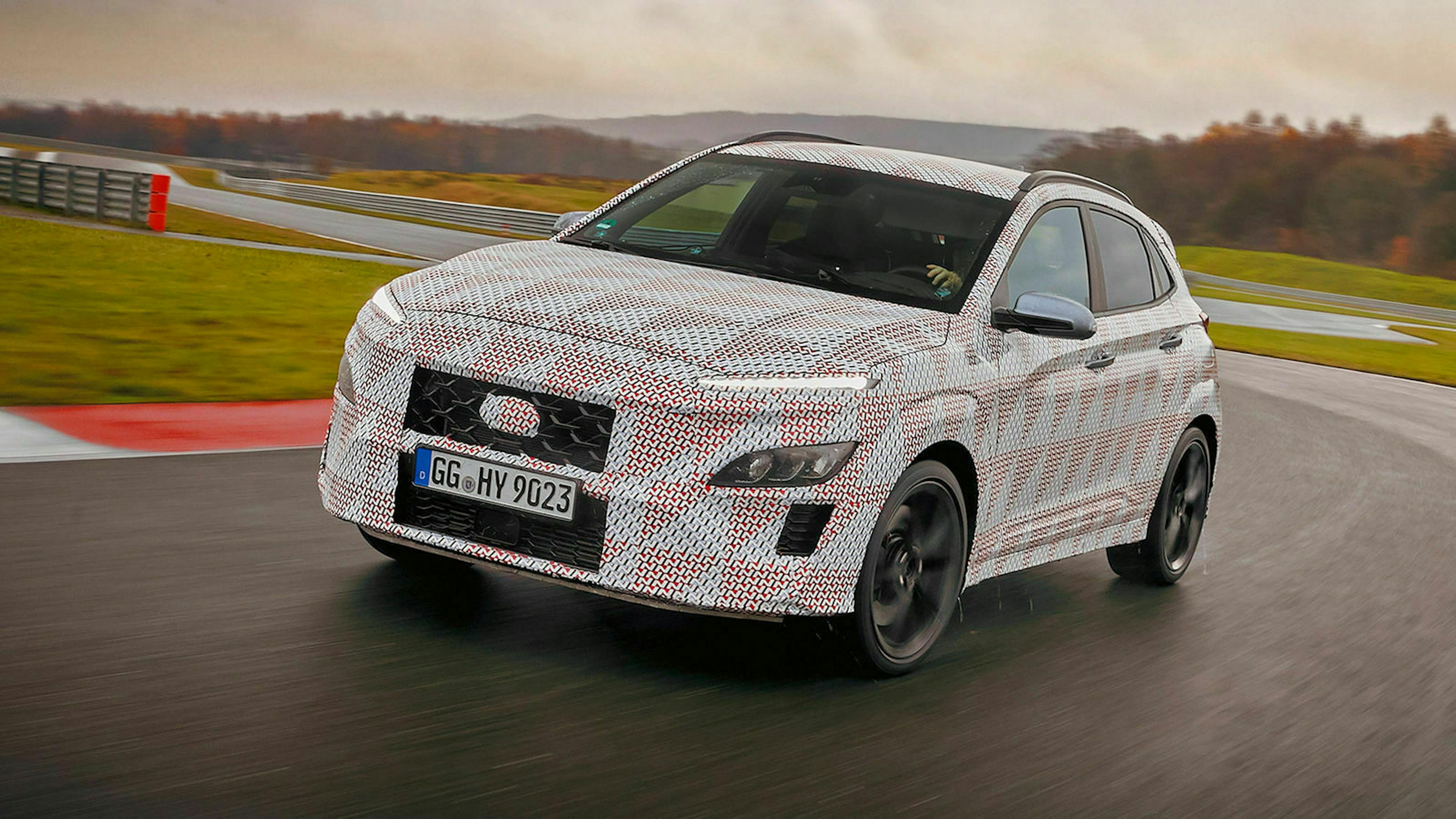 Hyundai Kona N getarnt auf der Rennstrecke