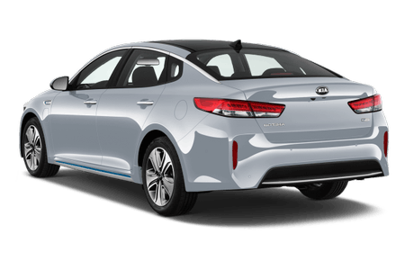 Silberner Kia Optima Hybrid von hinten, geparkt vor weißem Hintergrund. LED-Rückleuchten und sportliches Design sichtbar.