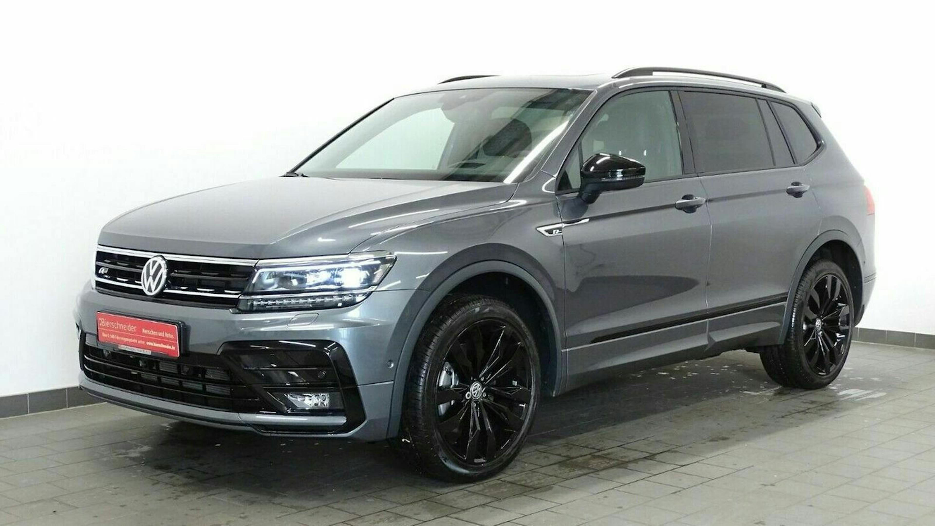 VW Tiguan Allspace in der Ansicht von vorne links, stehend