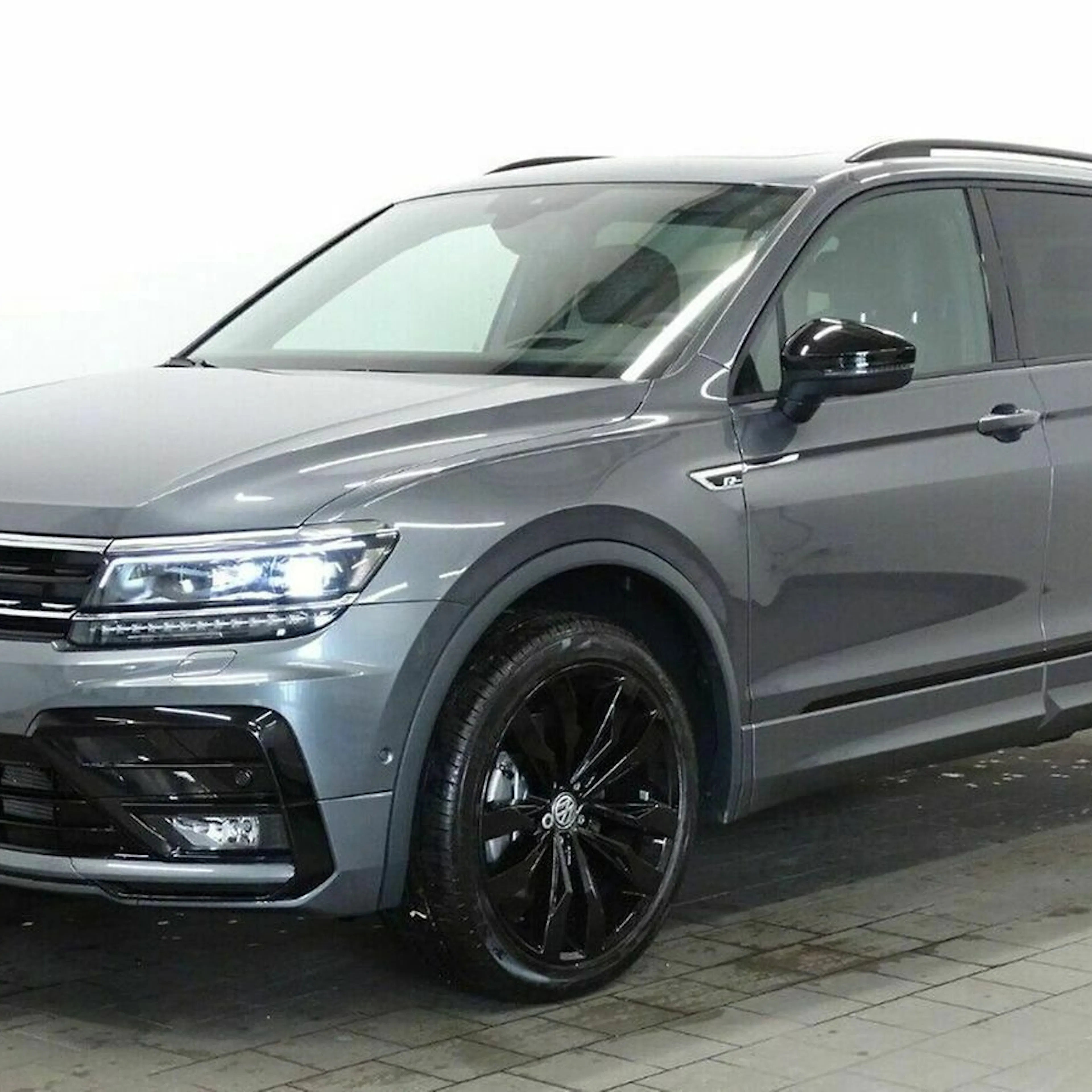 VW Tiguan Allspace in der Ansicht von vorne links, stehend