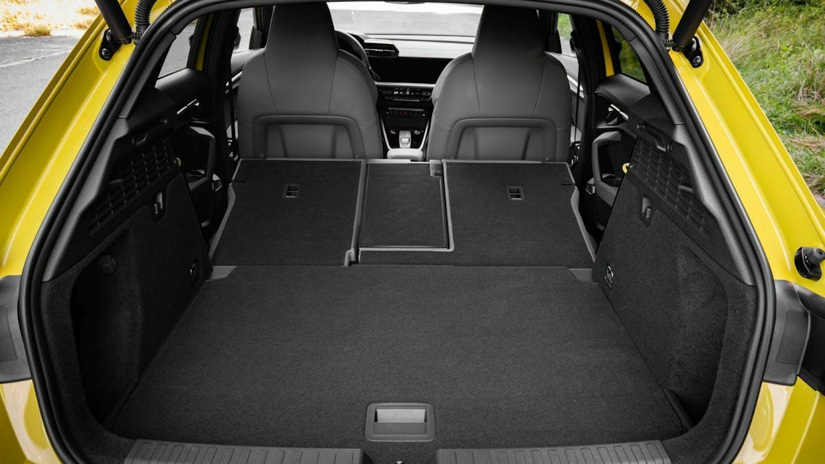 Zu sehen ist der Kofferraum des Audi S3 2020