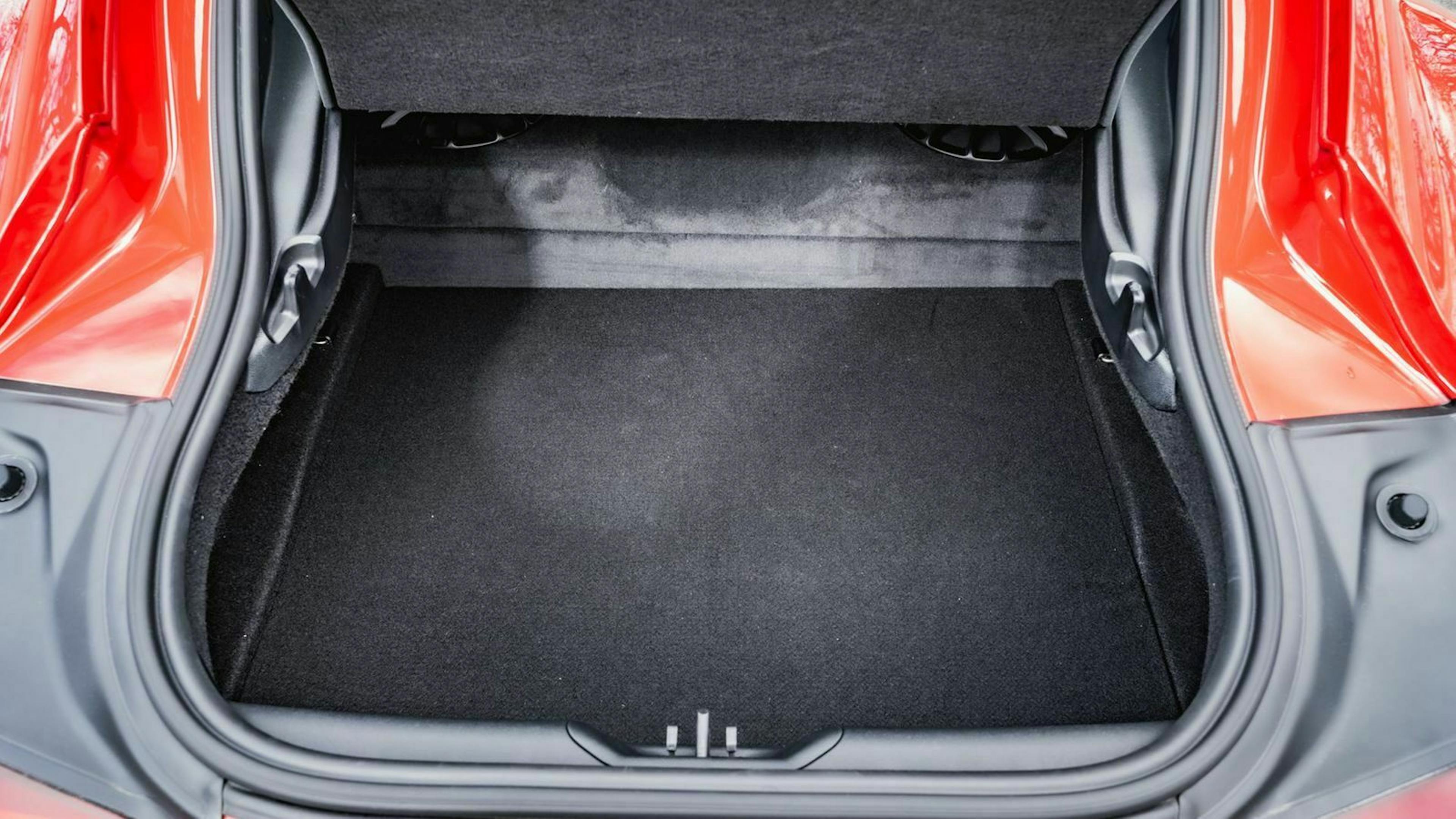Zu sehen ist der Kofferraum des Toyota Supra Mk5 