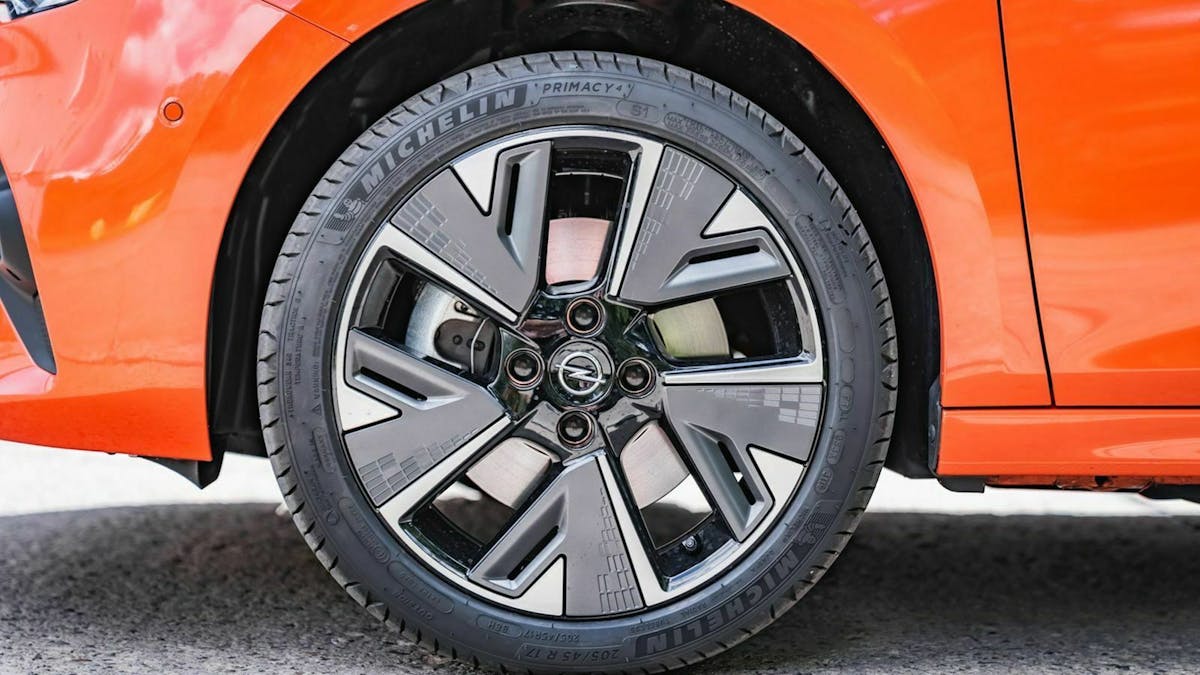 Zu sehen ist ein Rad des Opel Corsa e 2020