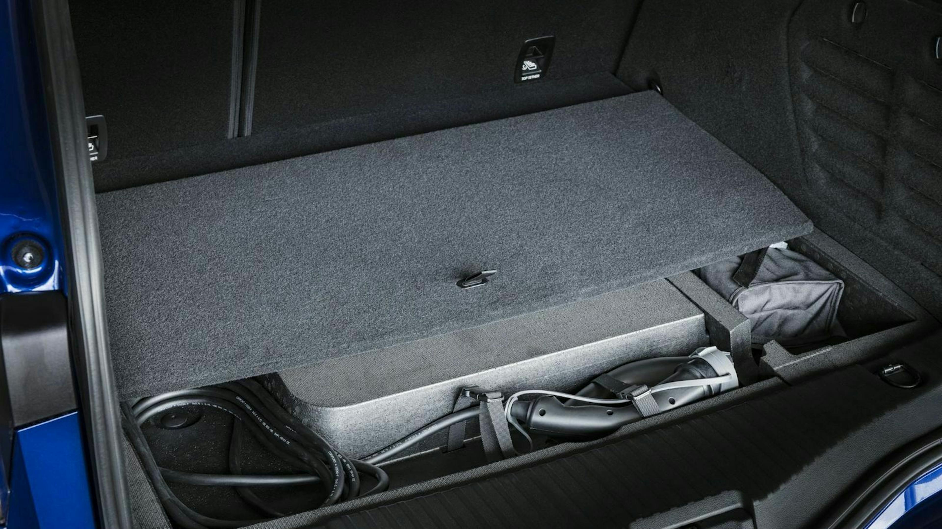 Zu sehen ist der Unterboden des Kofferaums des Renault Mégane Grandtour E-Tech