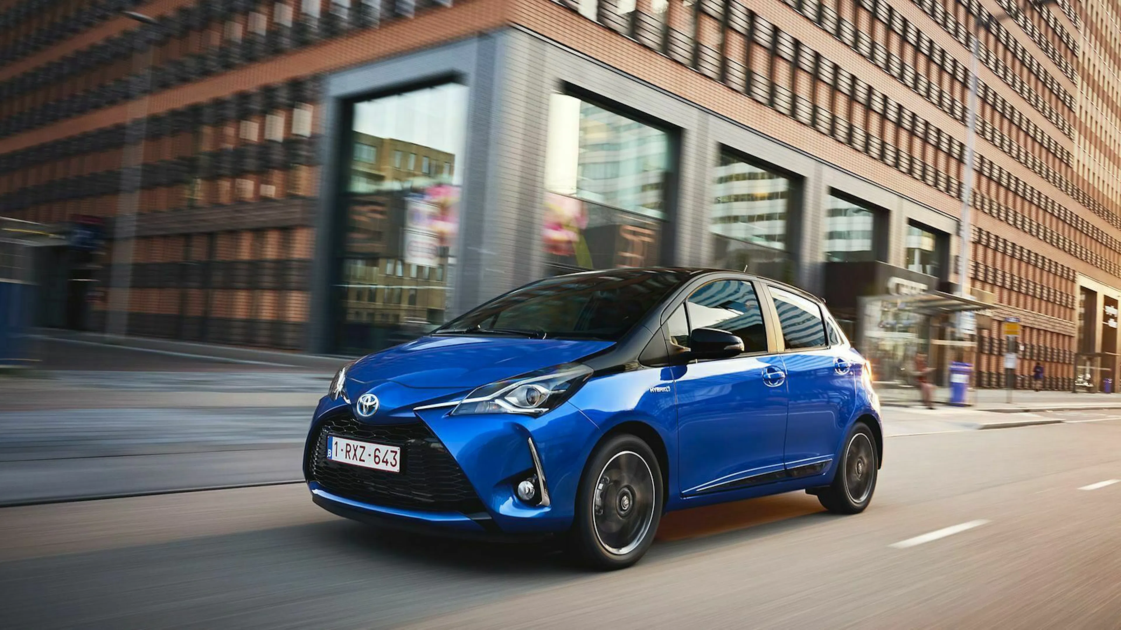 Auf dem Gebrauchtmarkt findet man immer mehr gebrauchte Autos mit Hybridantrieb, zum Beispiel den Toyota Yaris Hybrid 