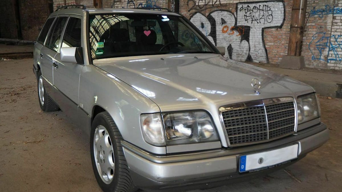Mercedes E-Klasse in der Frontansicht, stehend