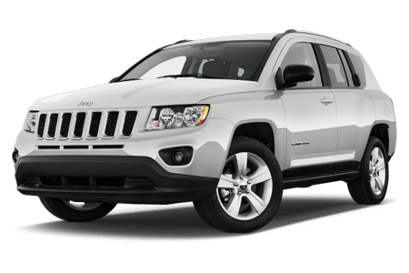 Weißer SUV mit fünf Türen, markantem Kühlergrill und silbernen Felgen, auf weißem Hintergrund.