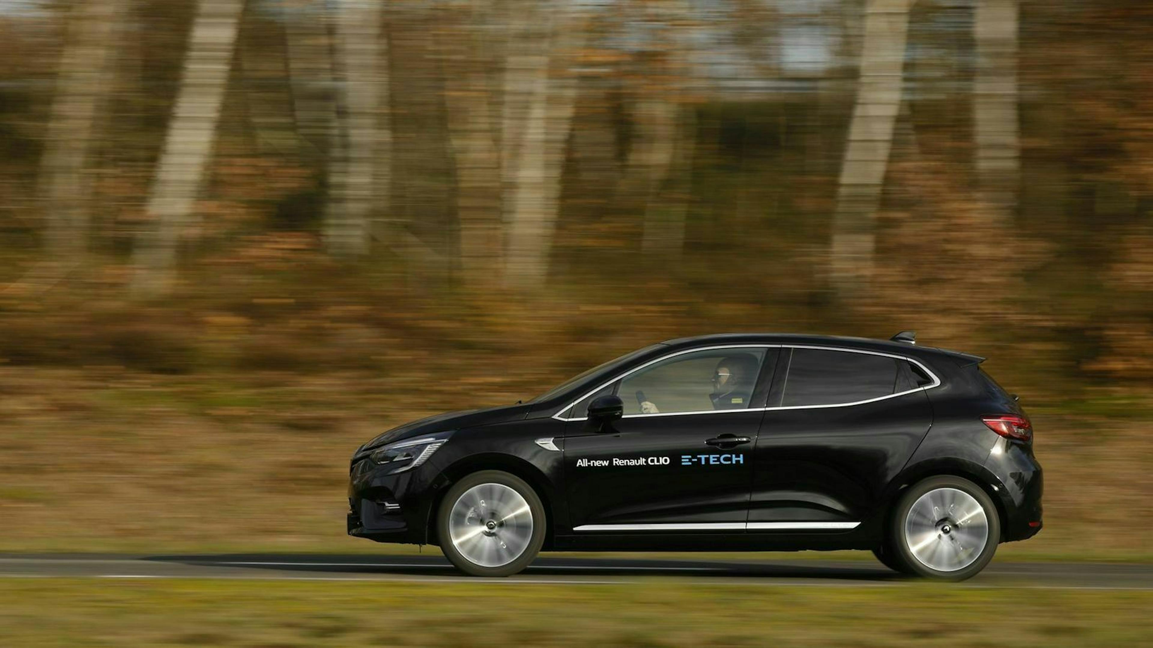 Zu sehen ist der Renault Clio e-Tech Hybrid in seitlicher Position, fahrend