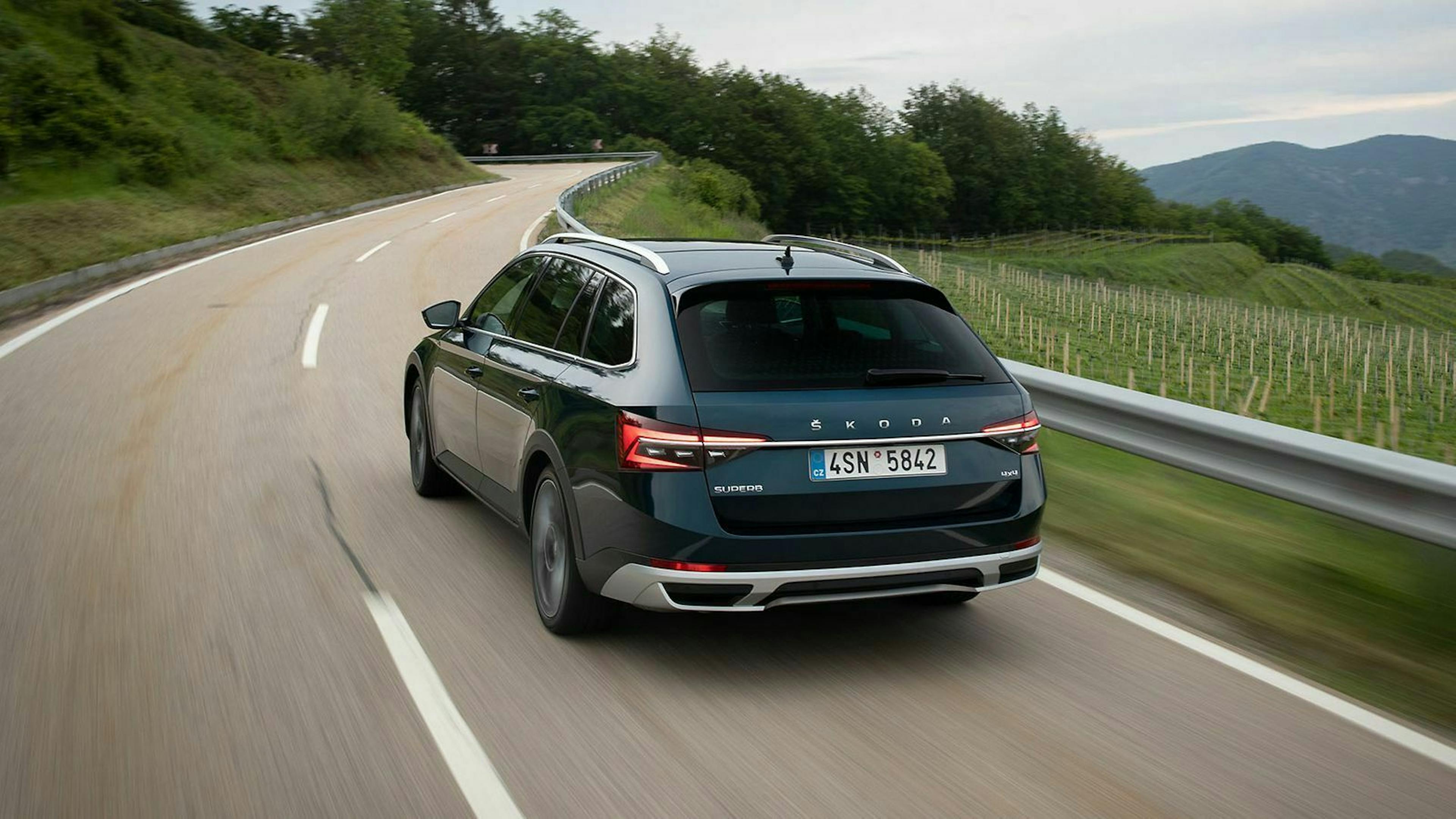 Super Scout in Fahrt: Blick von hinten links