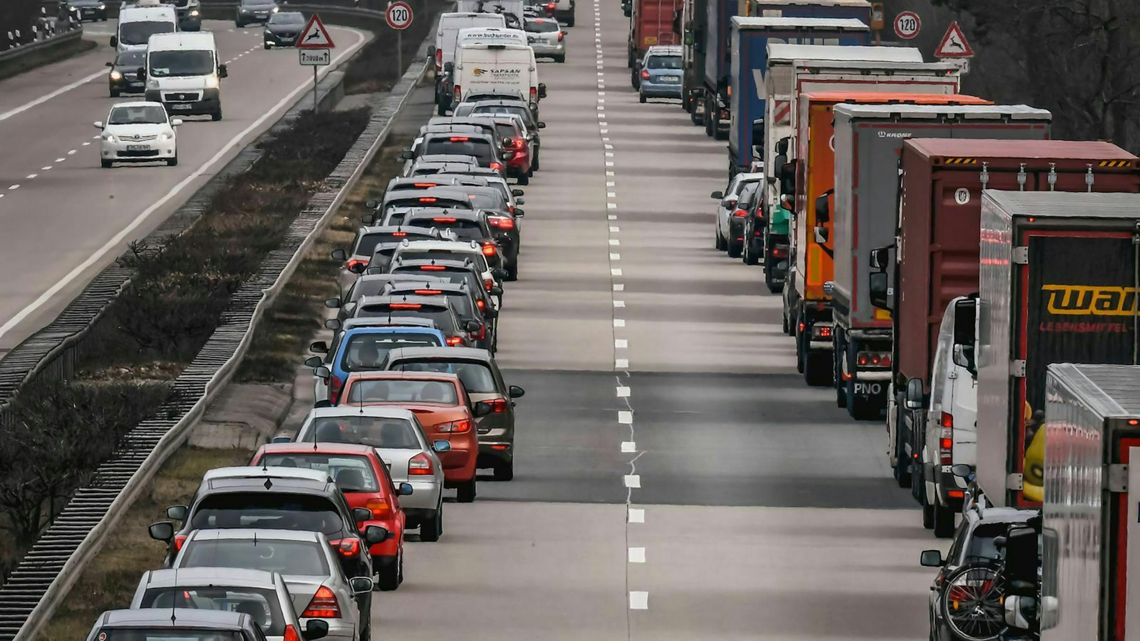 Auf der Autobahn bilden Fahrzeuge zwischen linker und mittlerer Spur eine Rettungsgasse.