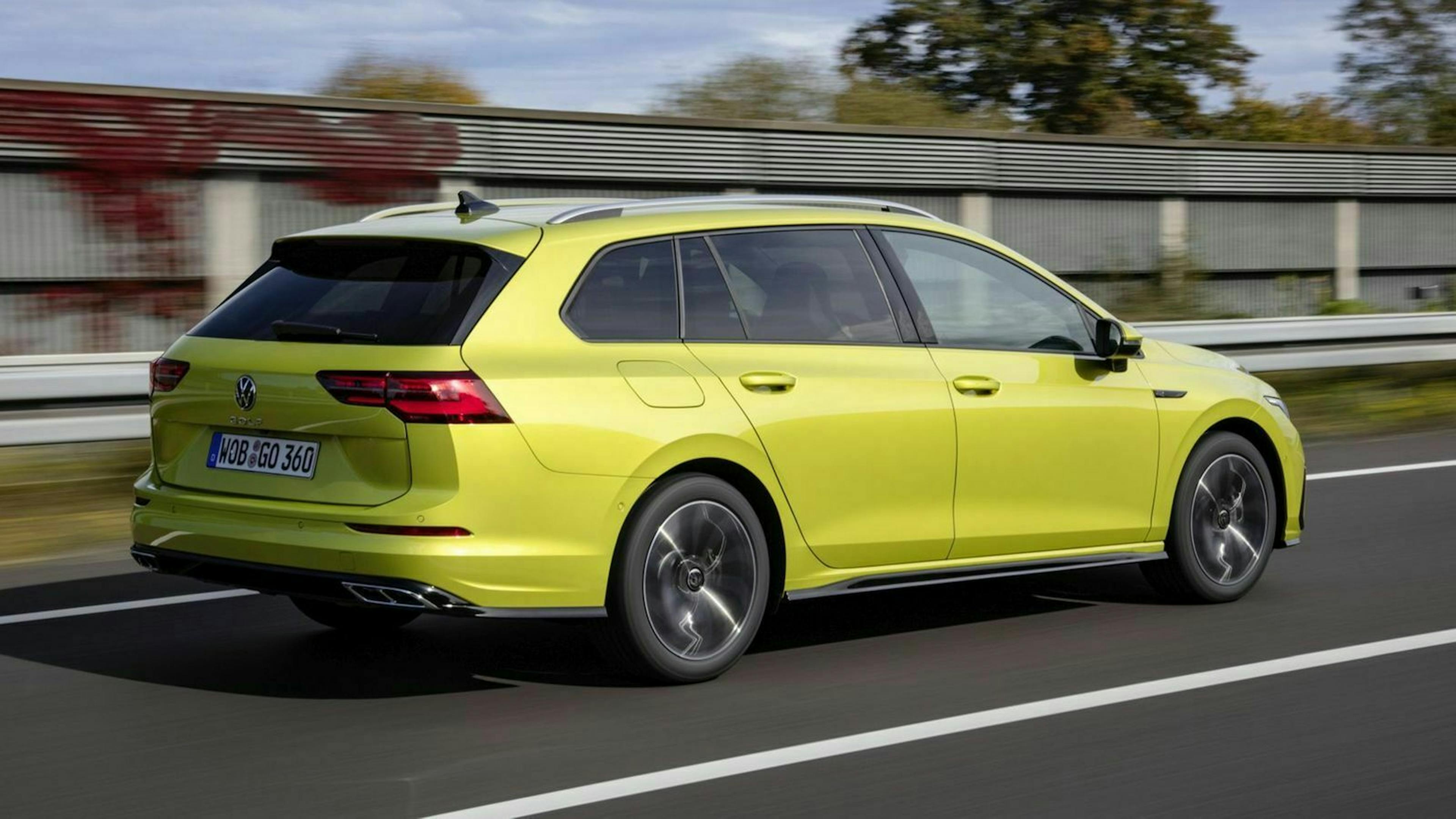 Zu sehen ist der VW Golf 8 Variant von hinten, fahrend