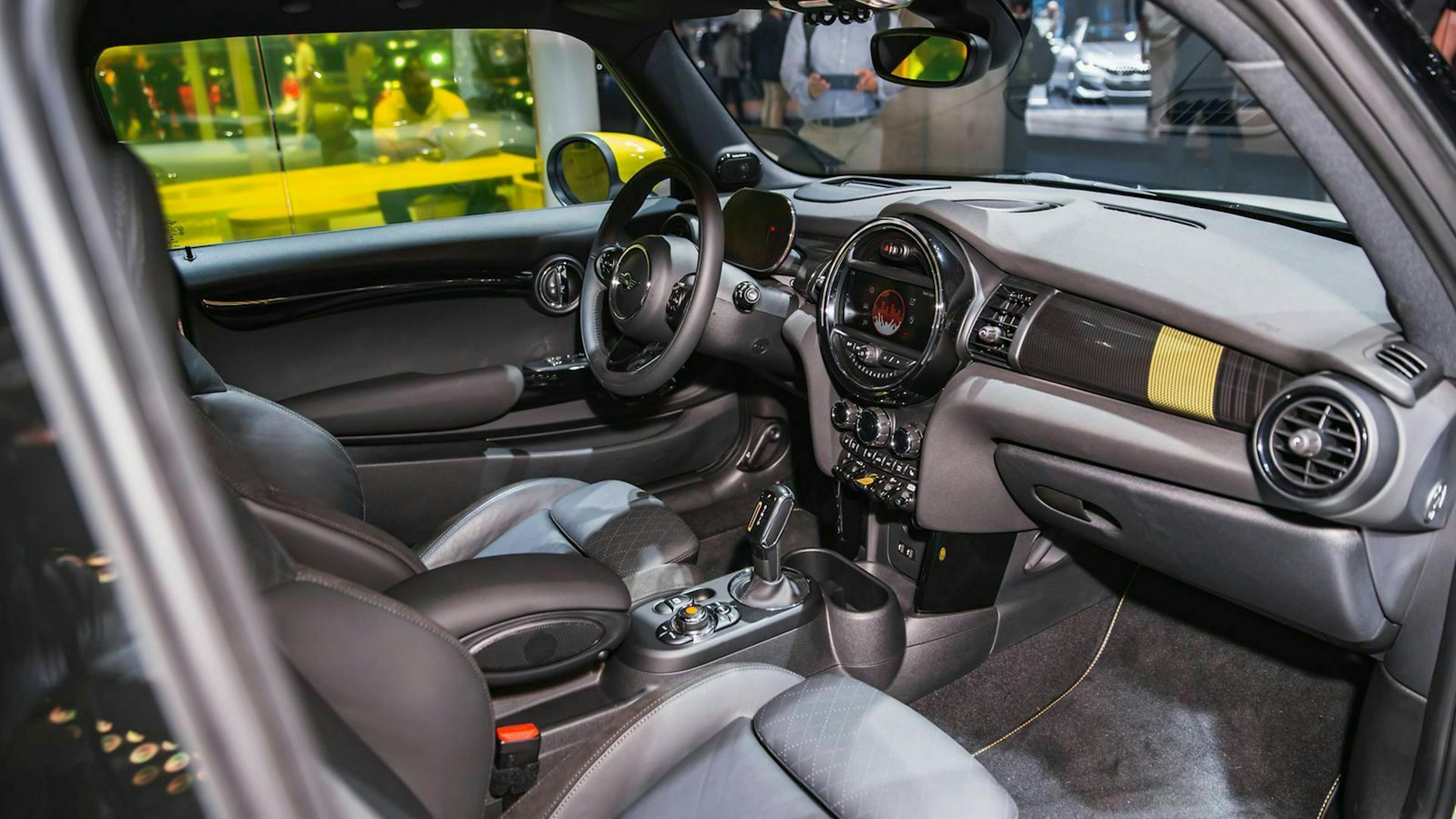 Im Innenraum bedient sich Mini weitestgehend aus dem Regal der Verbrenner-Serie