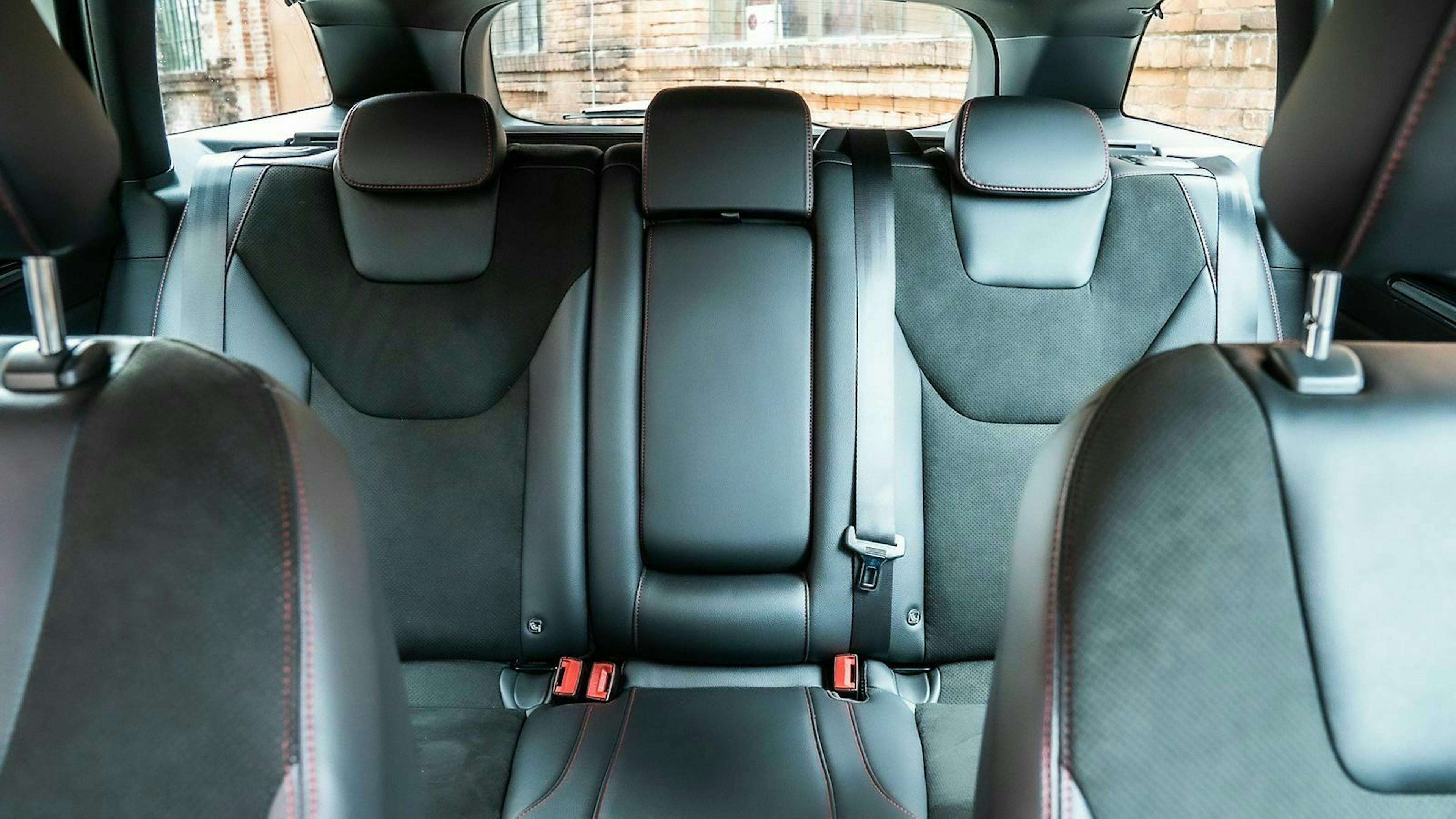 Zu sehen ist die Rückbank des Ford Mondeo