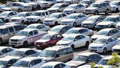 Leicht erhöhte Aufnahme eines Platzes, auf dem viele Autos unterschiedlicher Hersteller in verschiedenen Farben stehen
