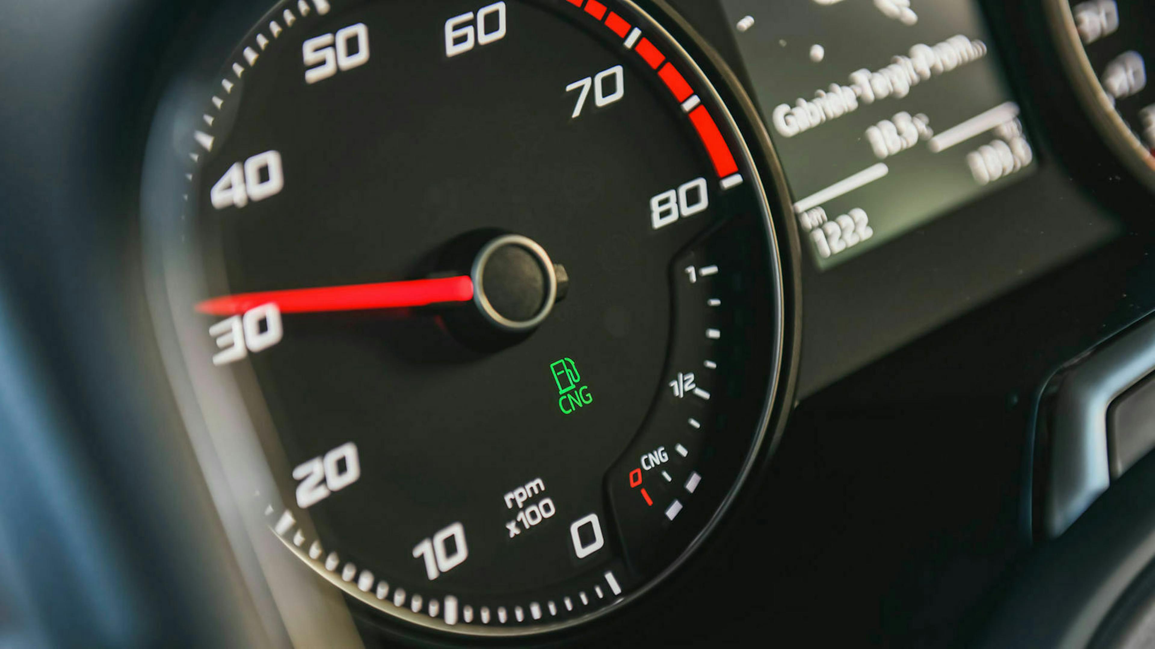 Zu sehen ist der Boardcomputer eines CNG-Autos