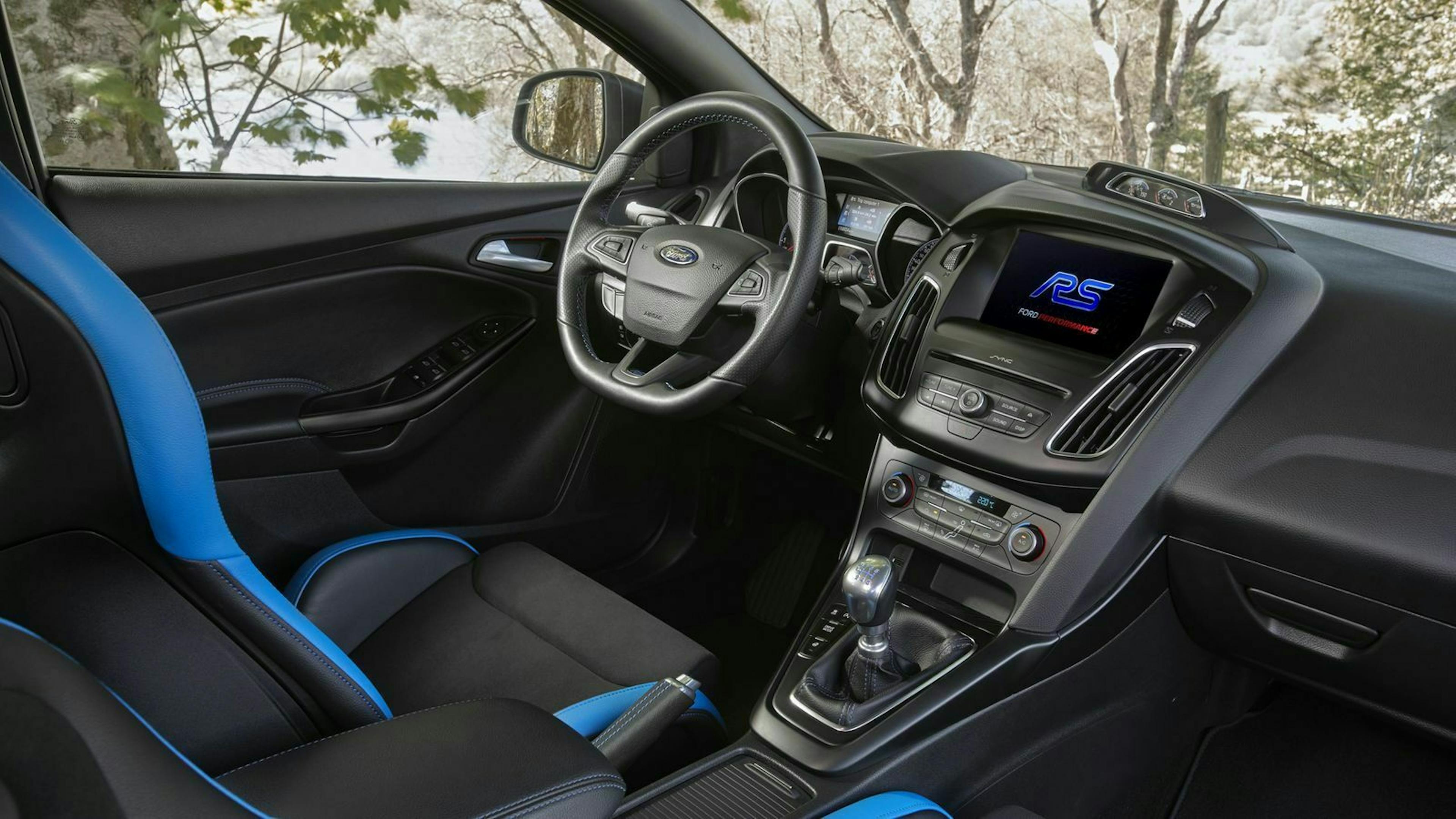 Zu sehen ist das Cockpit des Ford Focus RS MK III
