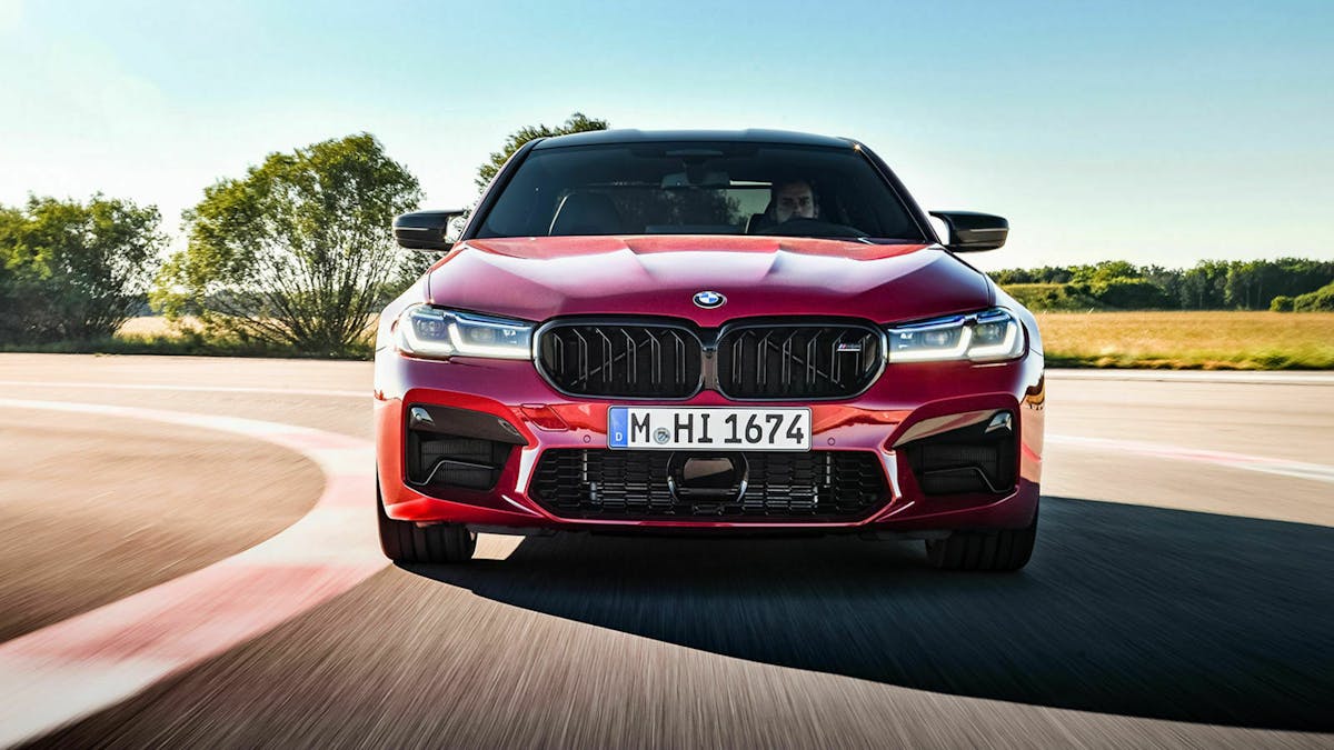 Zu sehen ist die Front des neuen BMW M5 2020