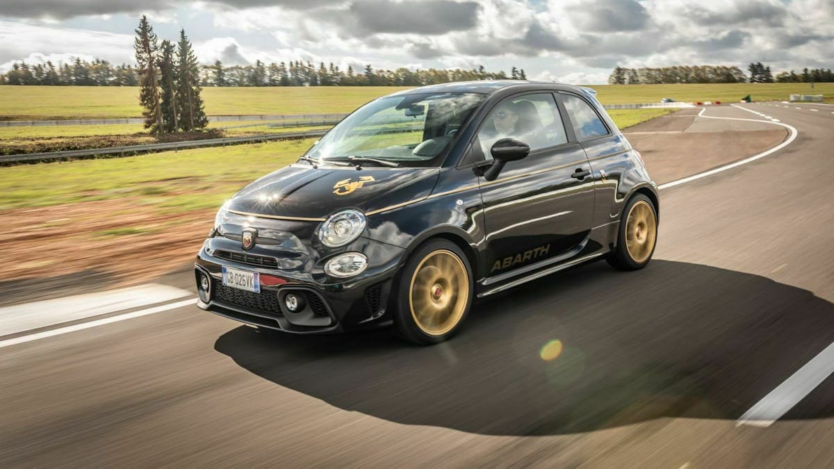 Der Abarth 595 in seitlicher Frontansicht auf einer Rennstrecke