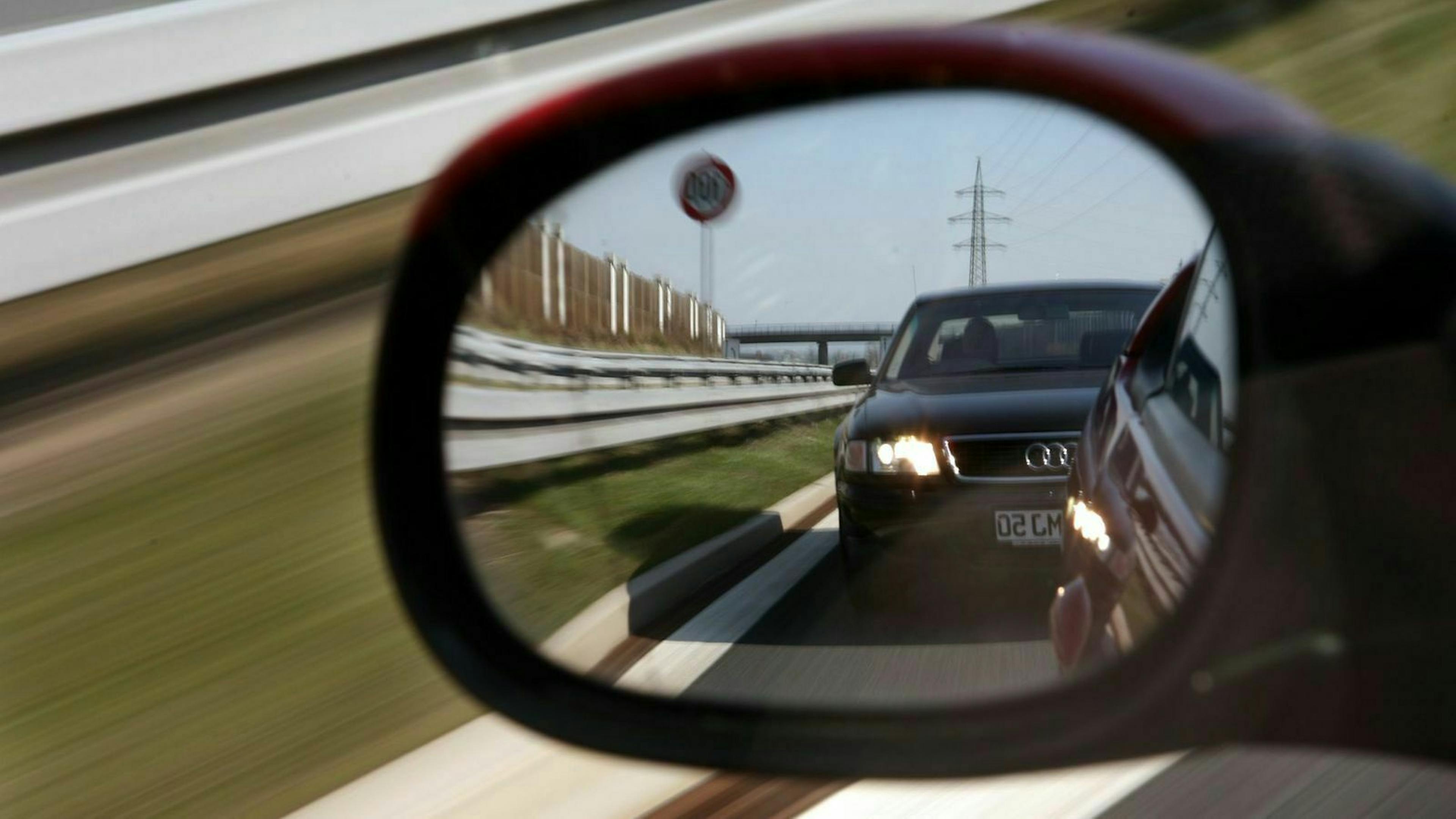 Wer mehr als drei Sekunden oder auf einer Strecke von mehr als 140 Metern den Sicherheitsabstand unterschreitet, drängelt