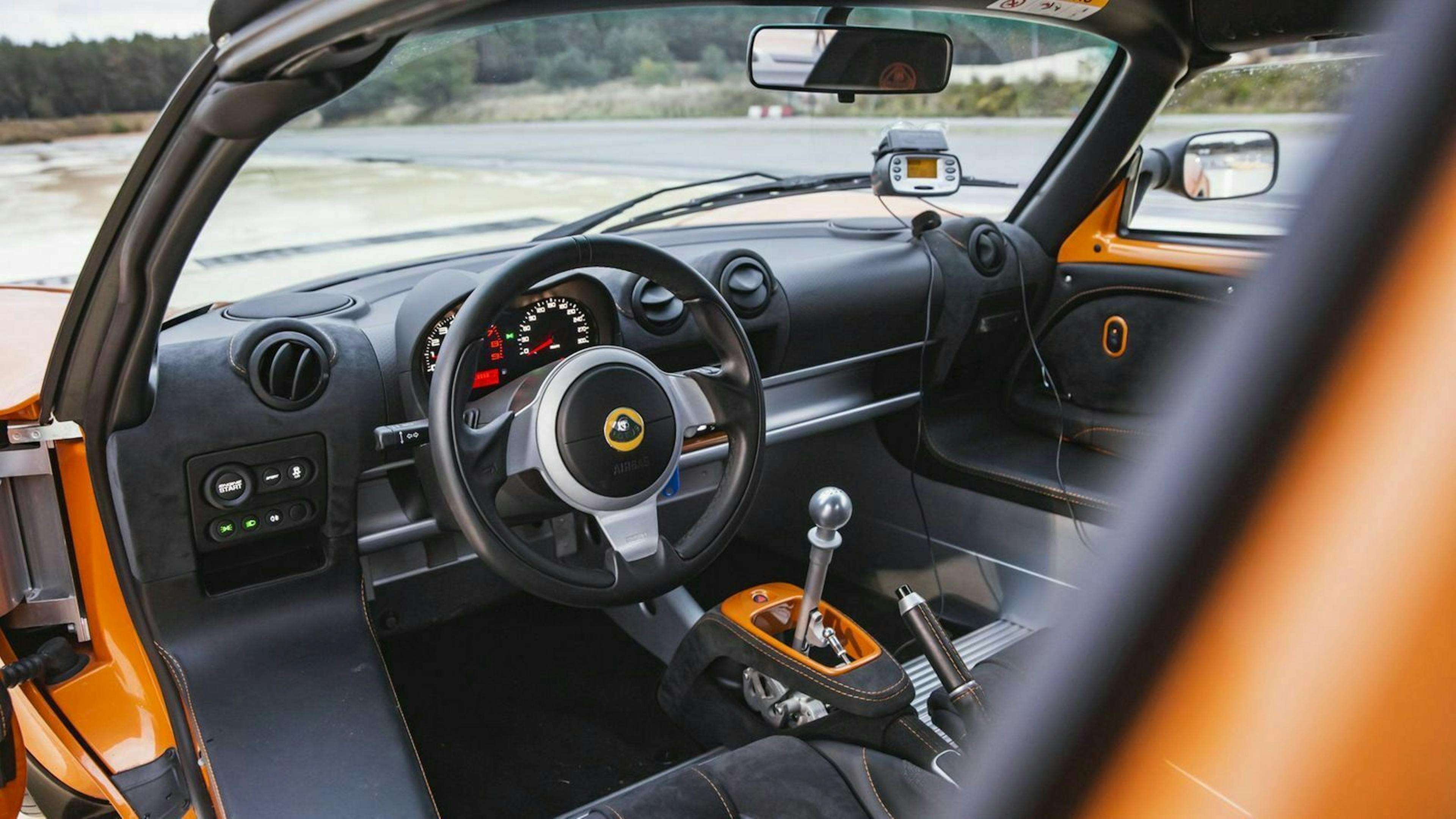 Zu sehen ist das Cockpit des Lotus Elise