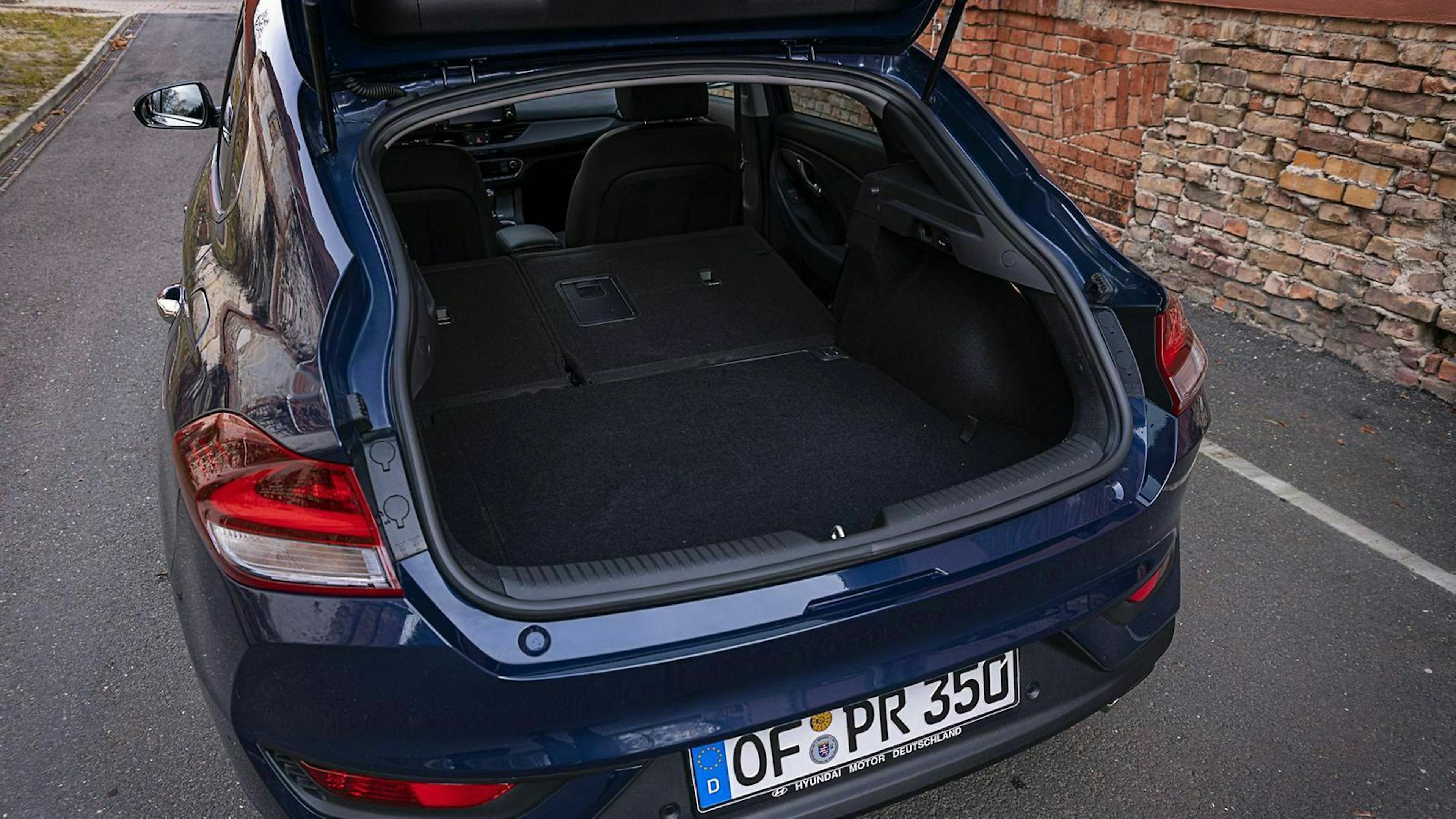 Zu sehen ist der Kofferraum des Hyundai i30 Fastback 1.4 T-GDI