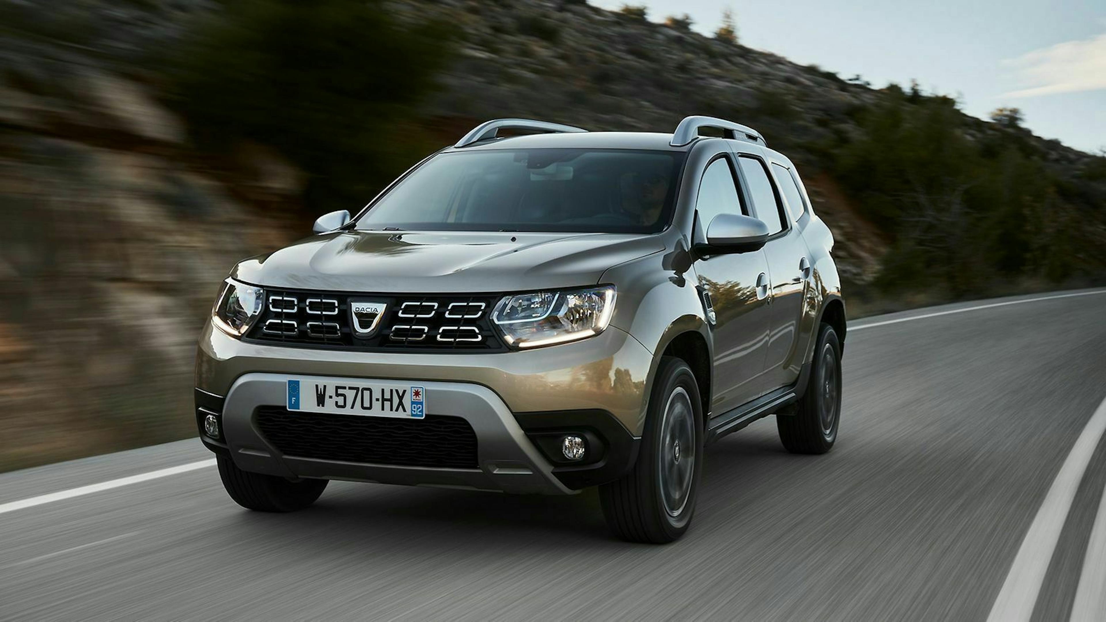 Der Dacia Duster II auf der Landstraße 
