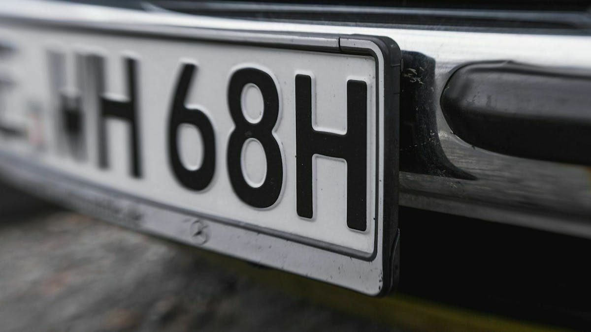 H-Kennzeichen gibt es für Fahrzeuge, die vor mindestens 30 Jahre zugelassen wurden und dem Originalzustand entsprechen.