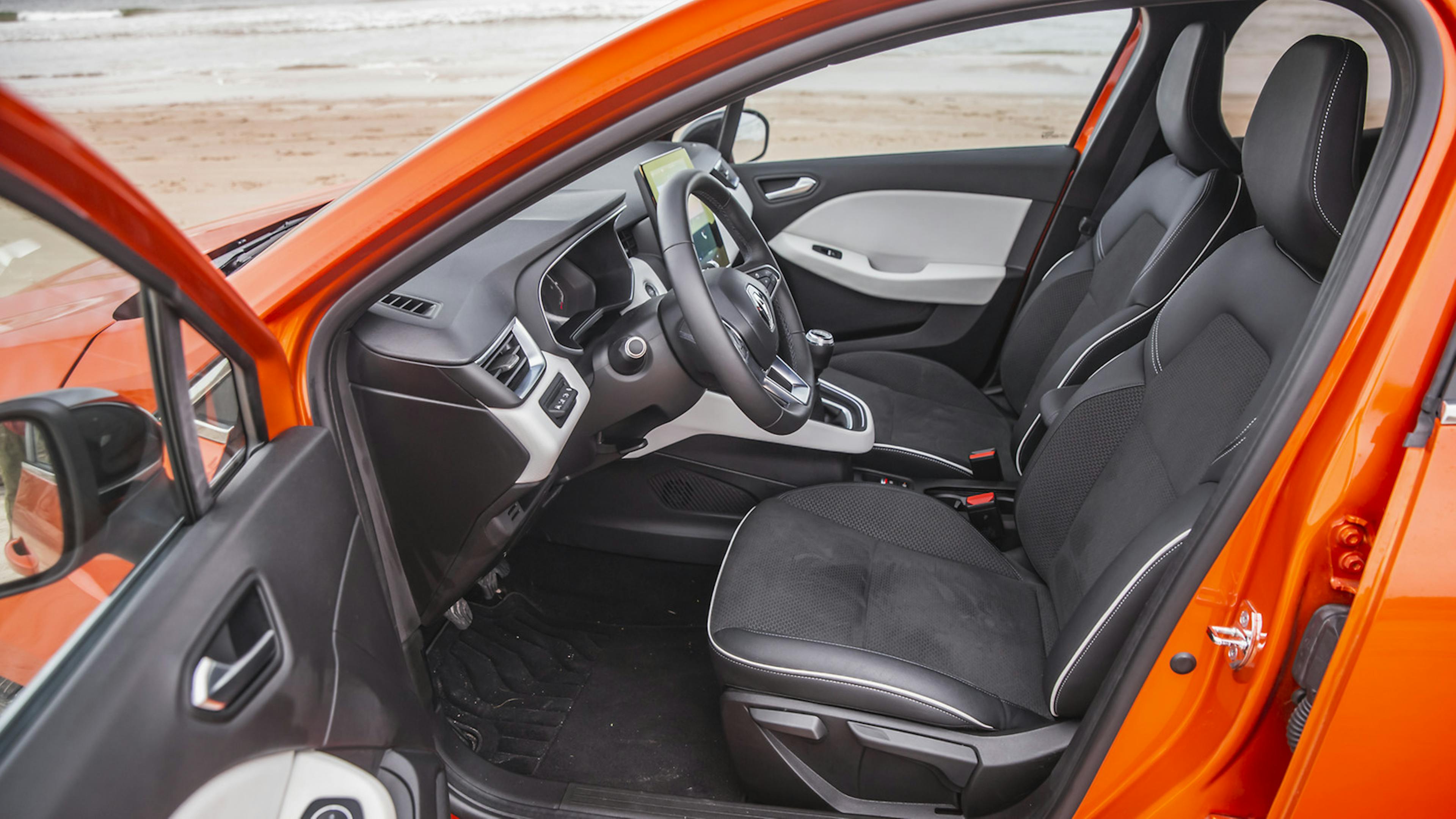 Ansicht Renault Clio bei geöffneter Fahrertür