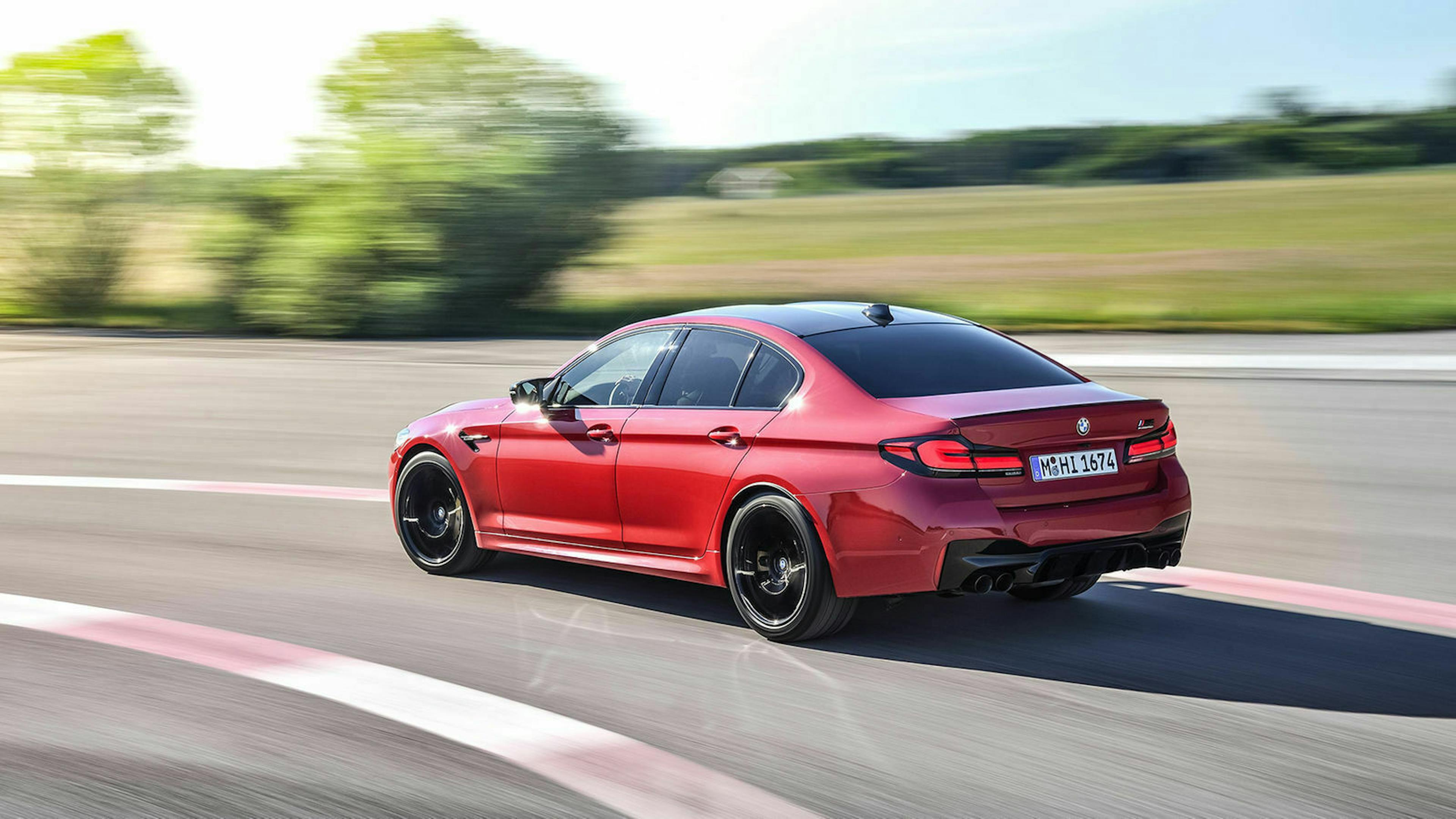 Zu sehen ist der neue BMW M5 2020  von hinten, fahrend