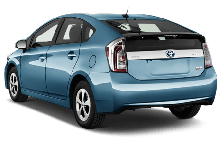 Ein blaues Auto der Marke Toyota Prius, Ansicht von hinten. Das Fahrzeug steht auf einem weißen Hintergrund.