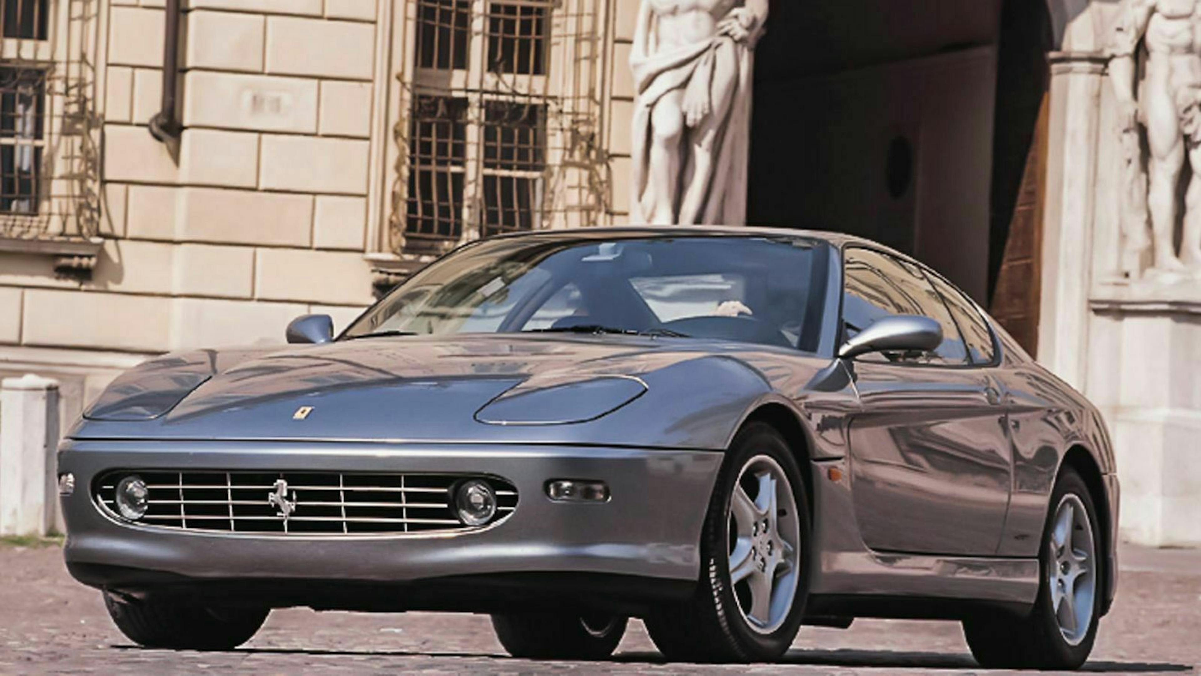 Ferrari 456 in der Frontansicht, stehend