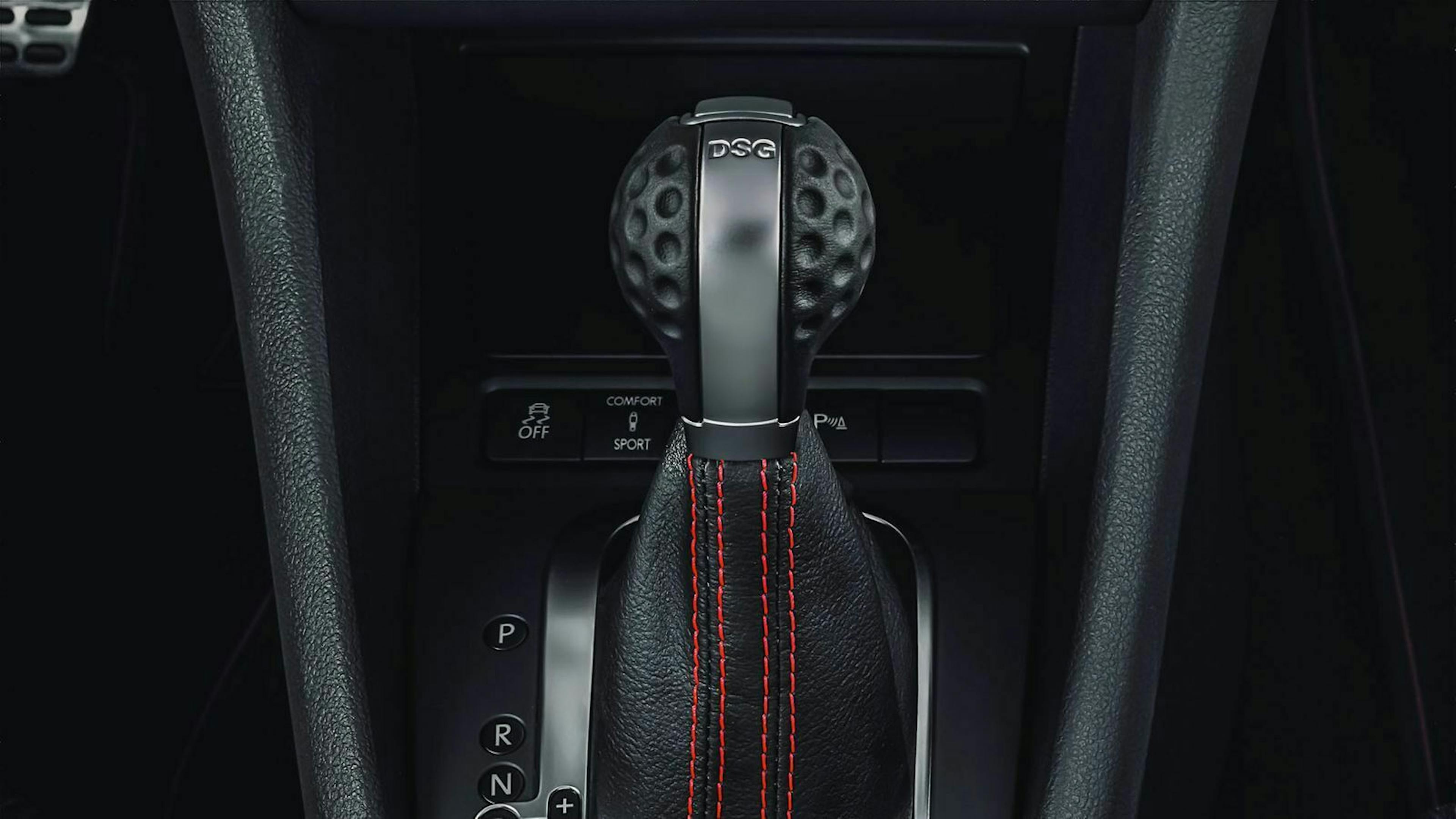 In Nahaufnahme ist der Gangwahlhebel eines Doppelkupplungsgetriebe aus dem VW Golf GTI zu sehen.